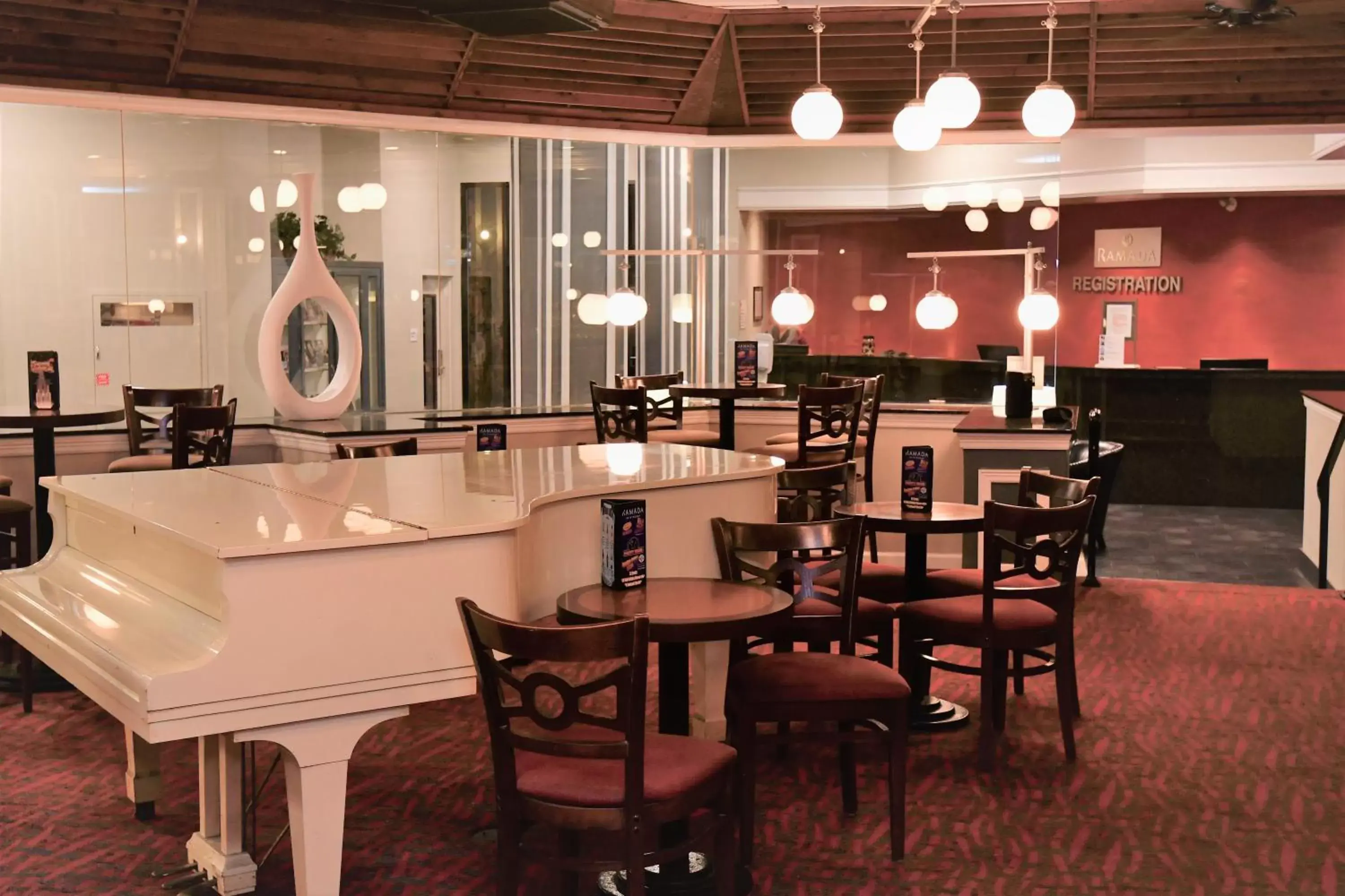 Lounge or bar, Restaurant/Places to Eat in Ramada by Wyndham Jacksonville Hotel & Conference Center