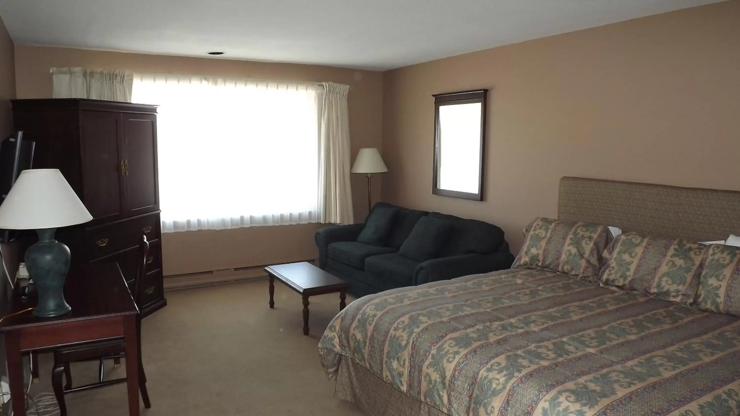 Seating area, Bed in The Pacific Inn