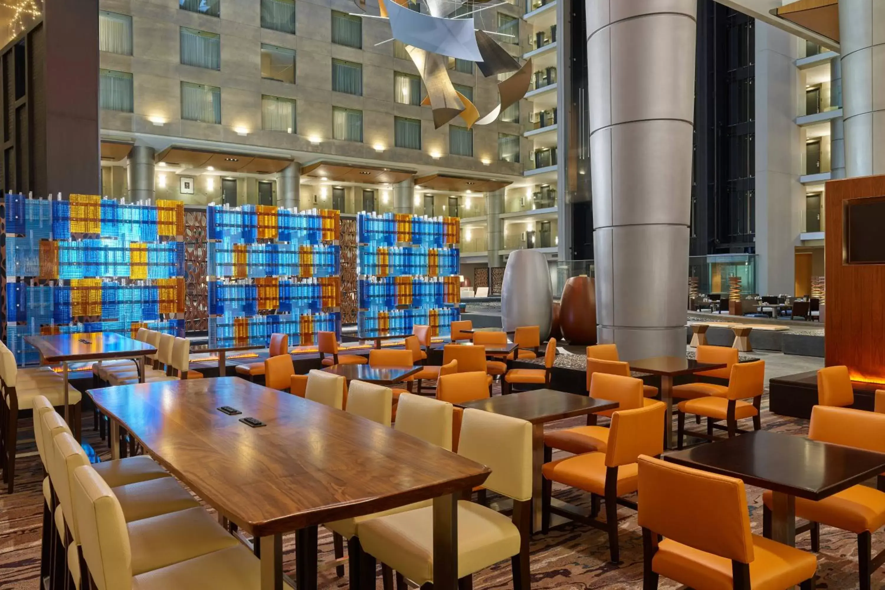 Lounge or bar, Restaurant/Places to Eat in The Westin Detroit Metropolitan Airport