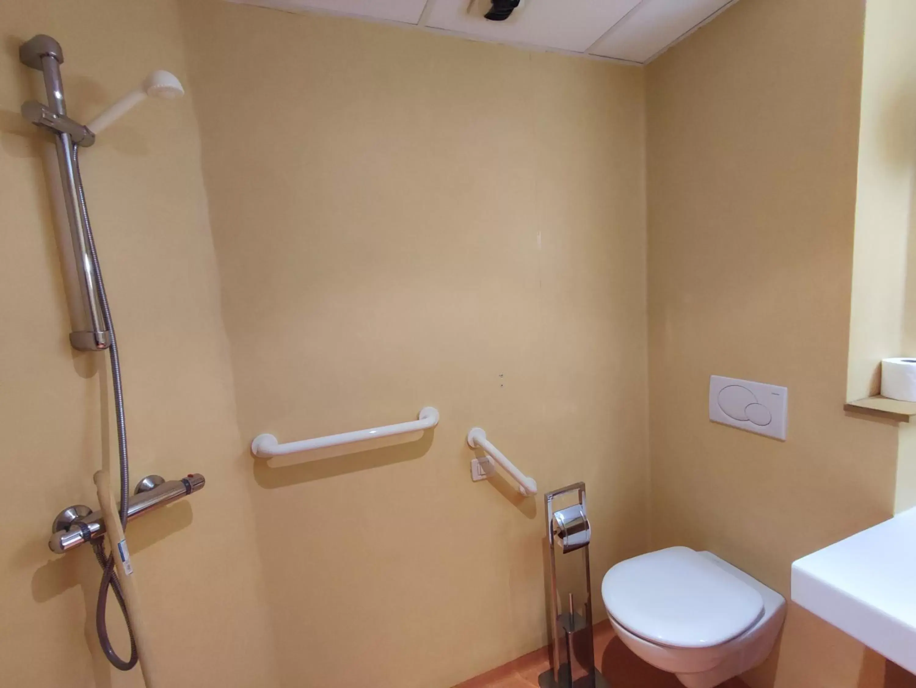 Bathroom in Gîte d'étape et de groupe du Clos Saint Roch