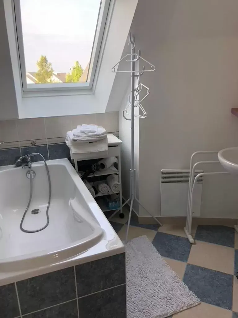 Bathroom in Camélia rouge
