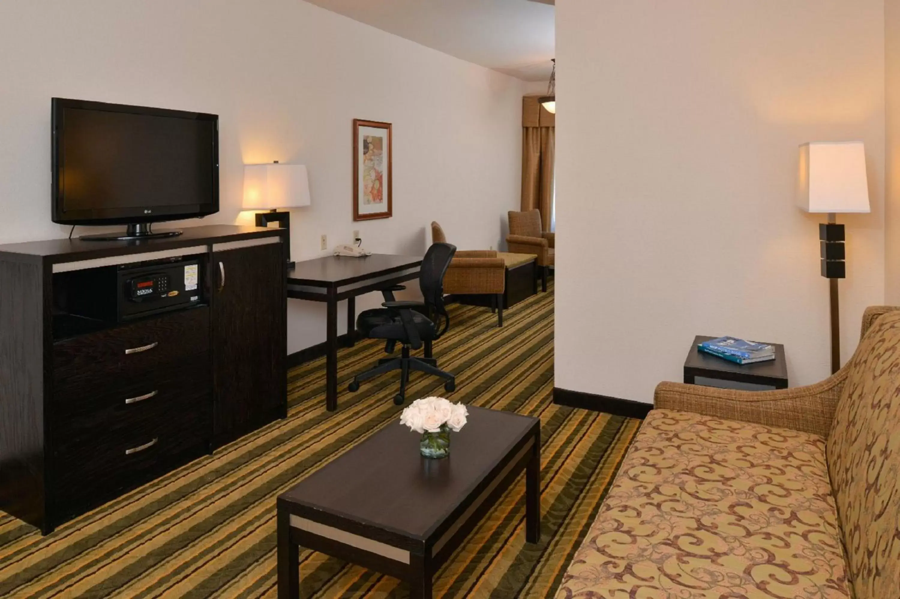 Photo of the whole room, TV/Entertainment Center in Holiday Inn Express Berkeley, an IHG Hotel