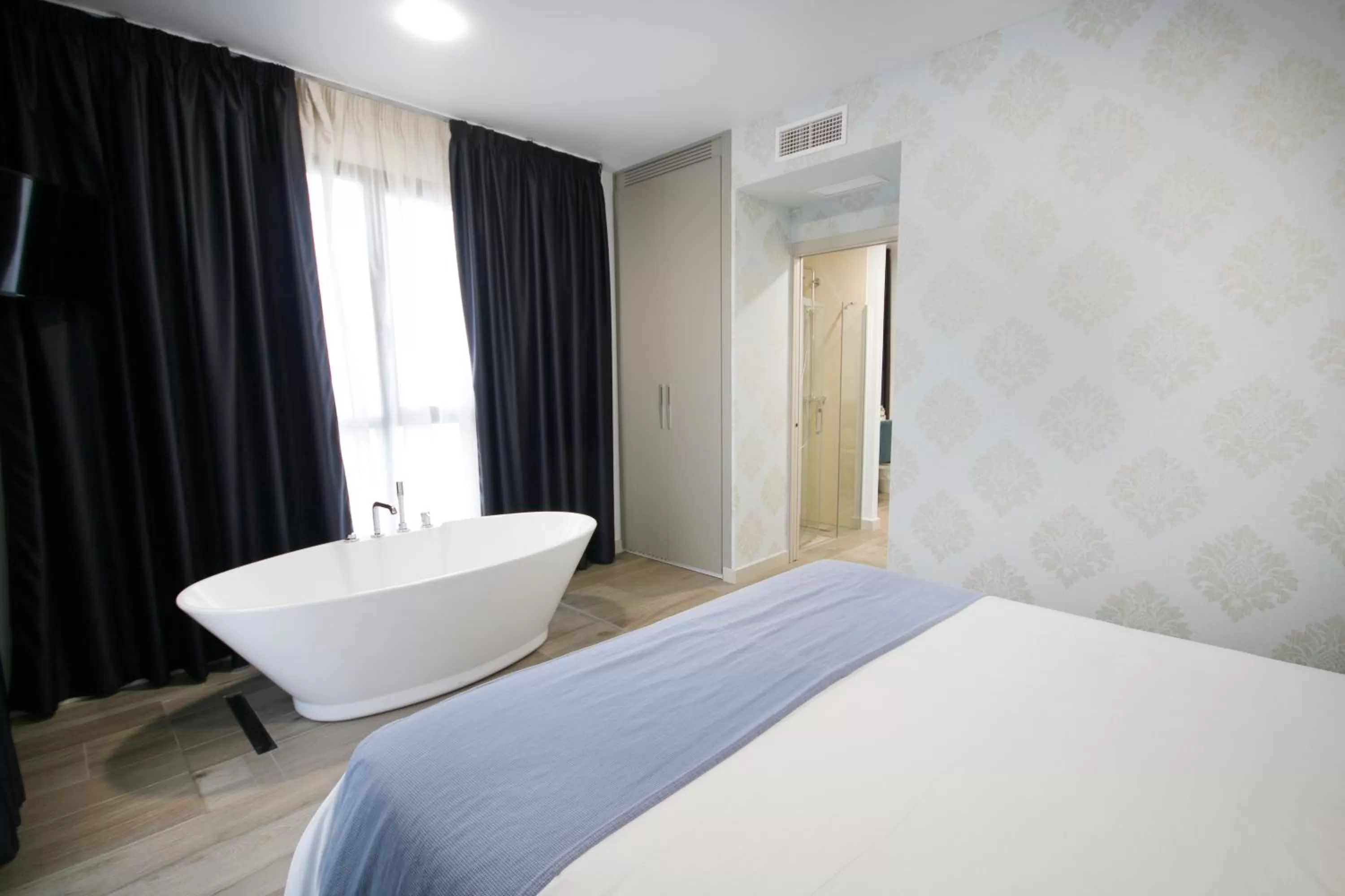 Bed, Bathroom in Hotel Leo