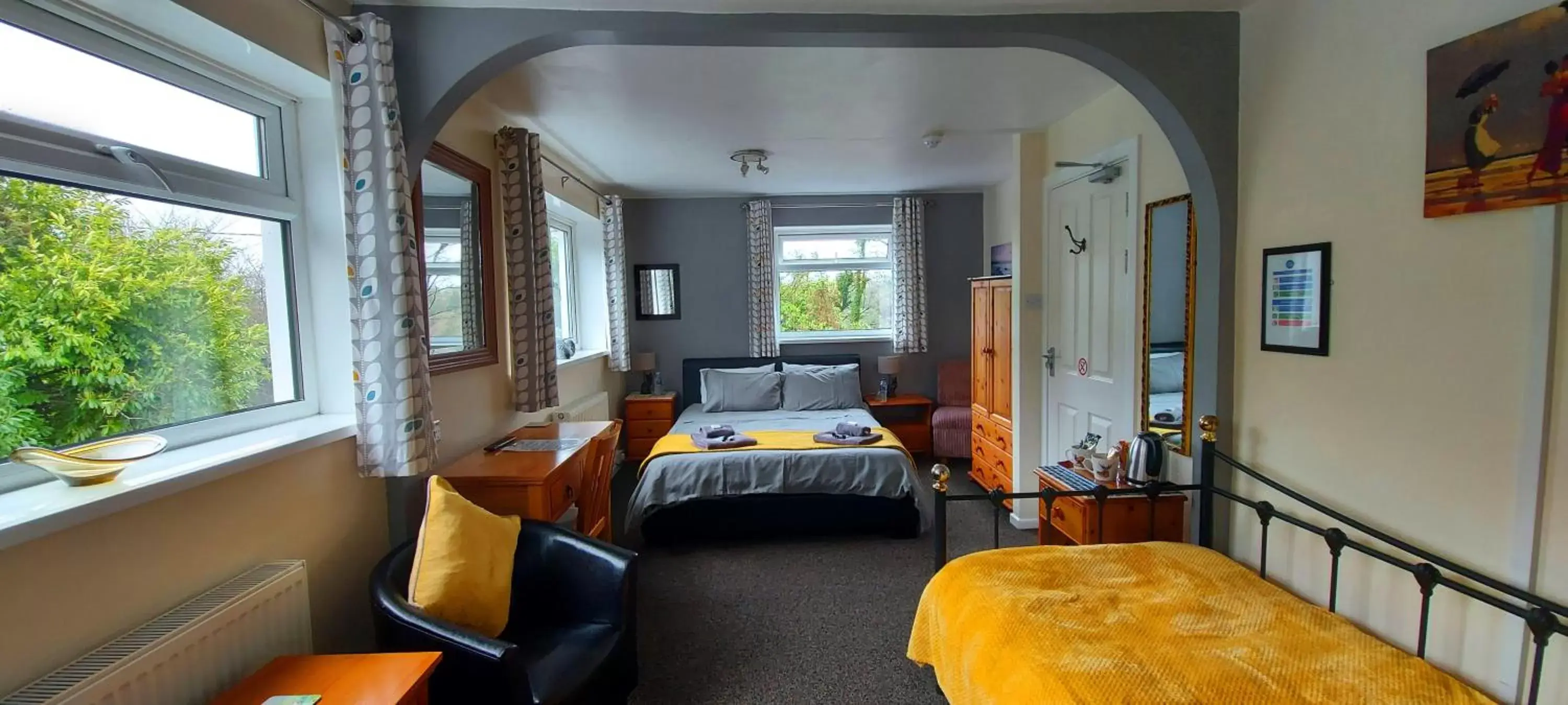 Bedroom, Seating Area in Sportsmans Valley Hotel