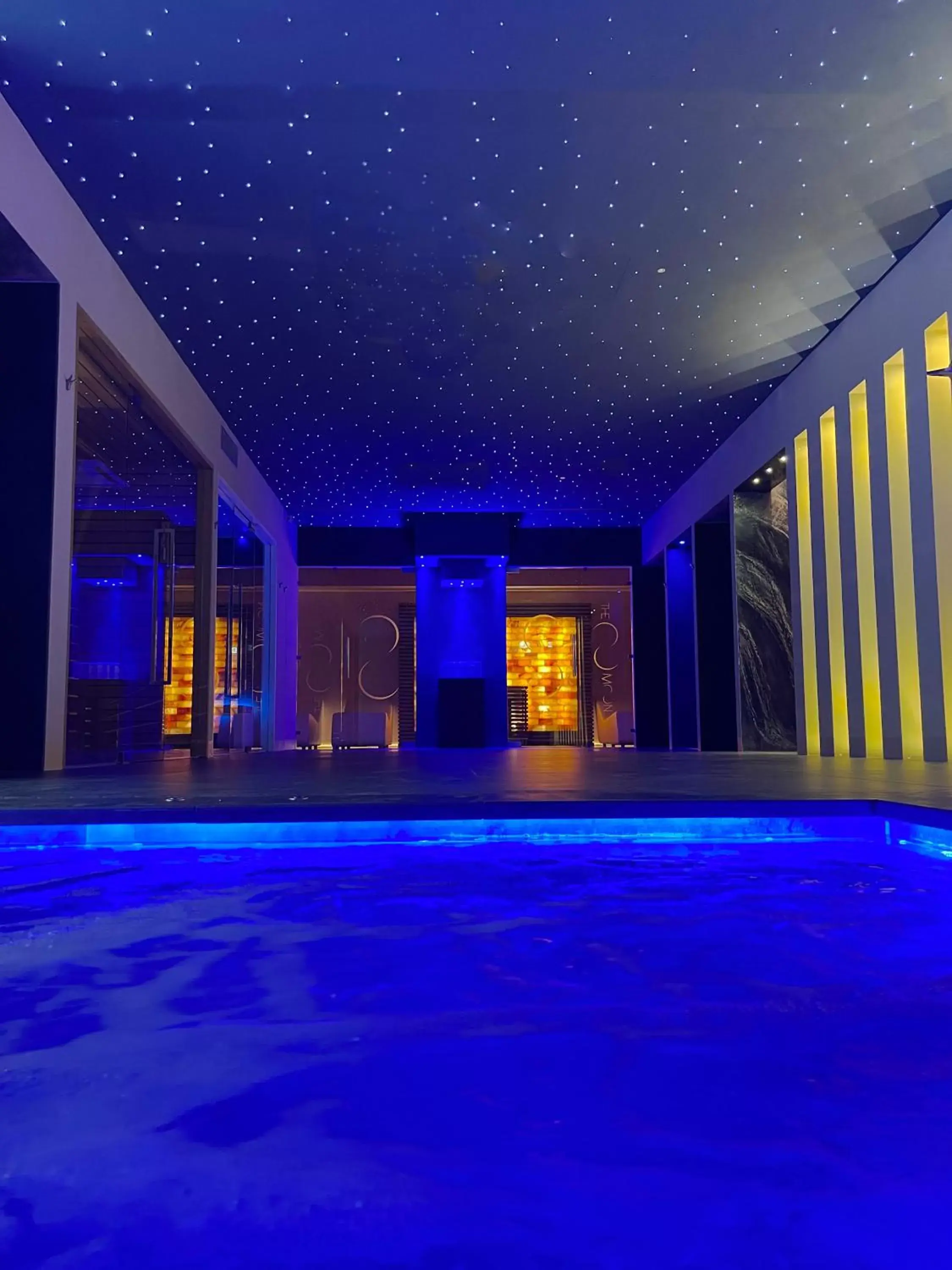 Hot Tub, Swimming Pool in The Moon Boutique Hotel & Spa