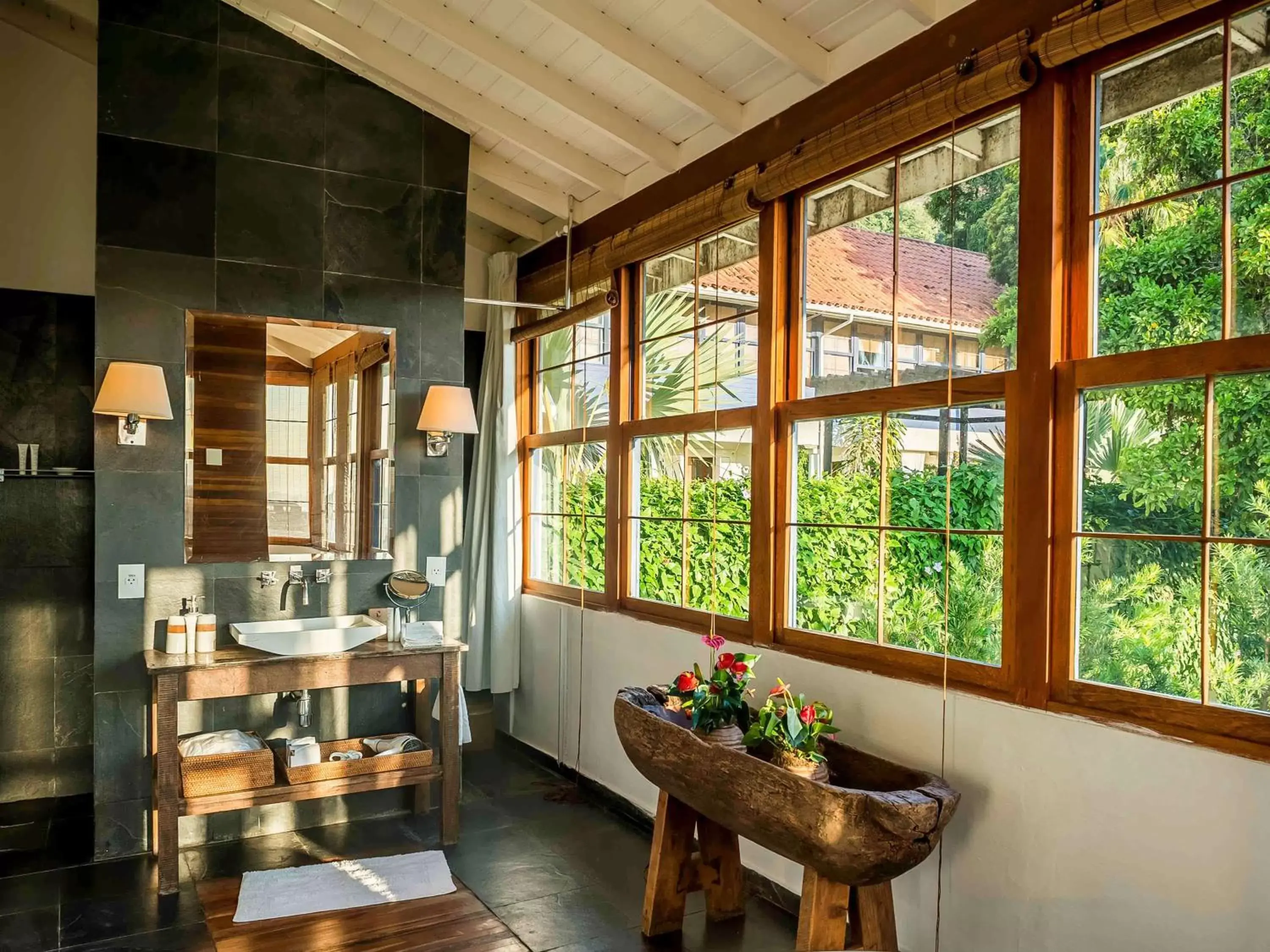 Photo of the whole room, Dining Area in Santa Teresa Hotel RJ - MGallery