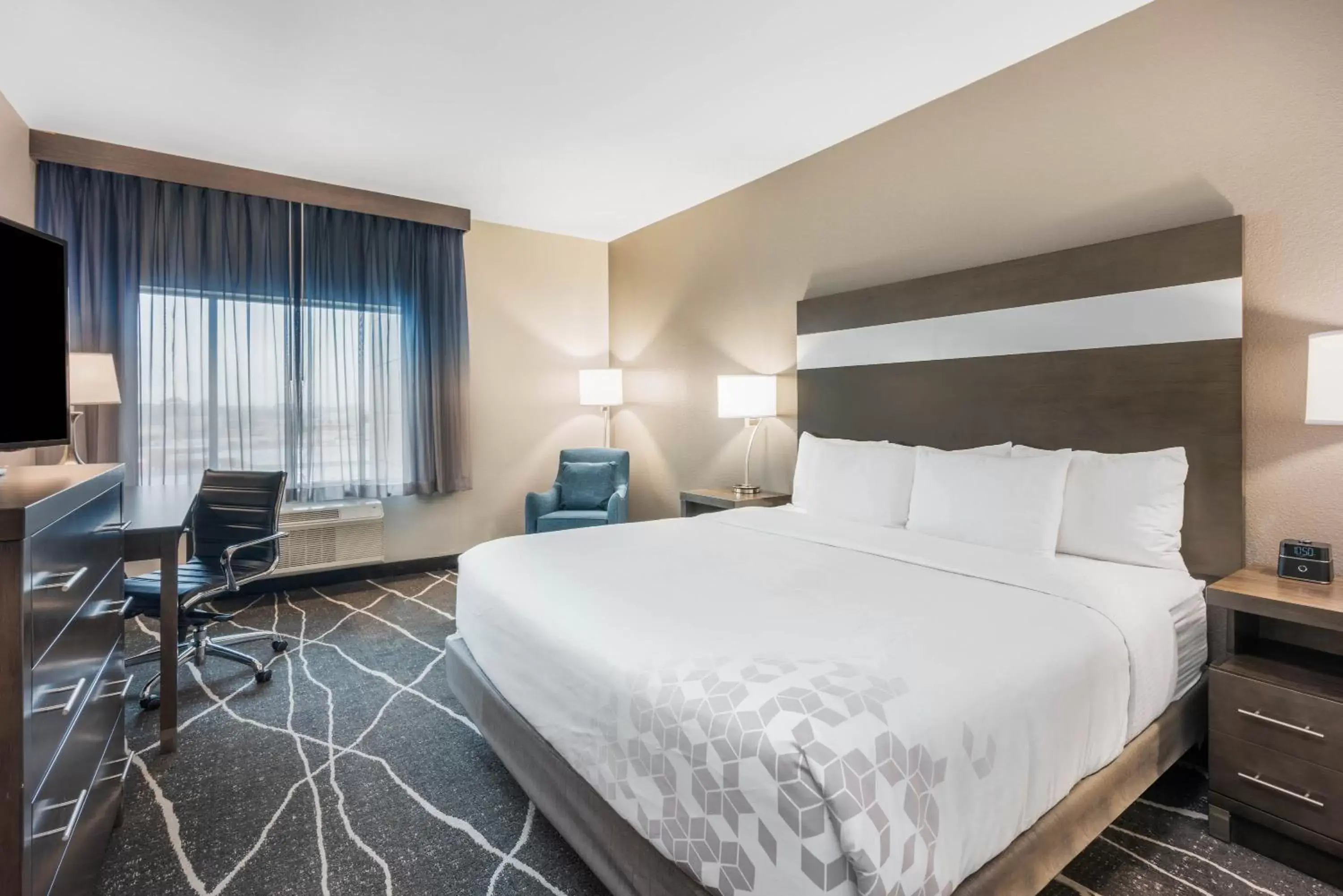 Bed in La Quinta Inn and Suites by Wyndham Houston Spring South