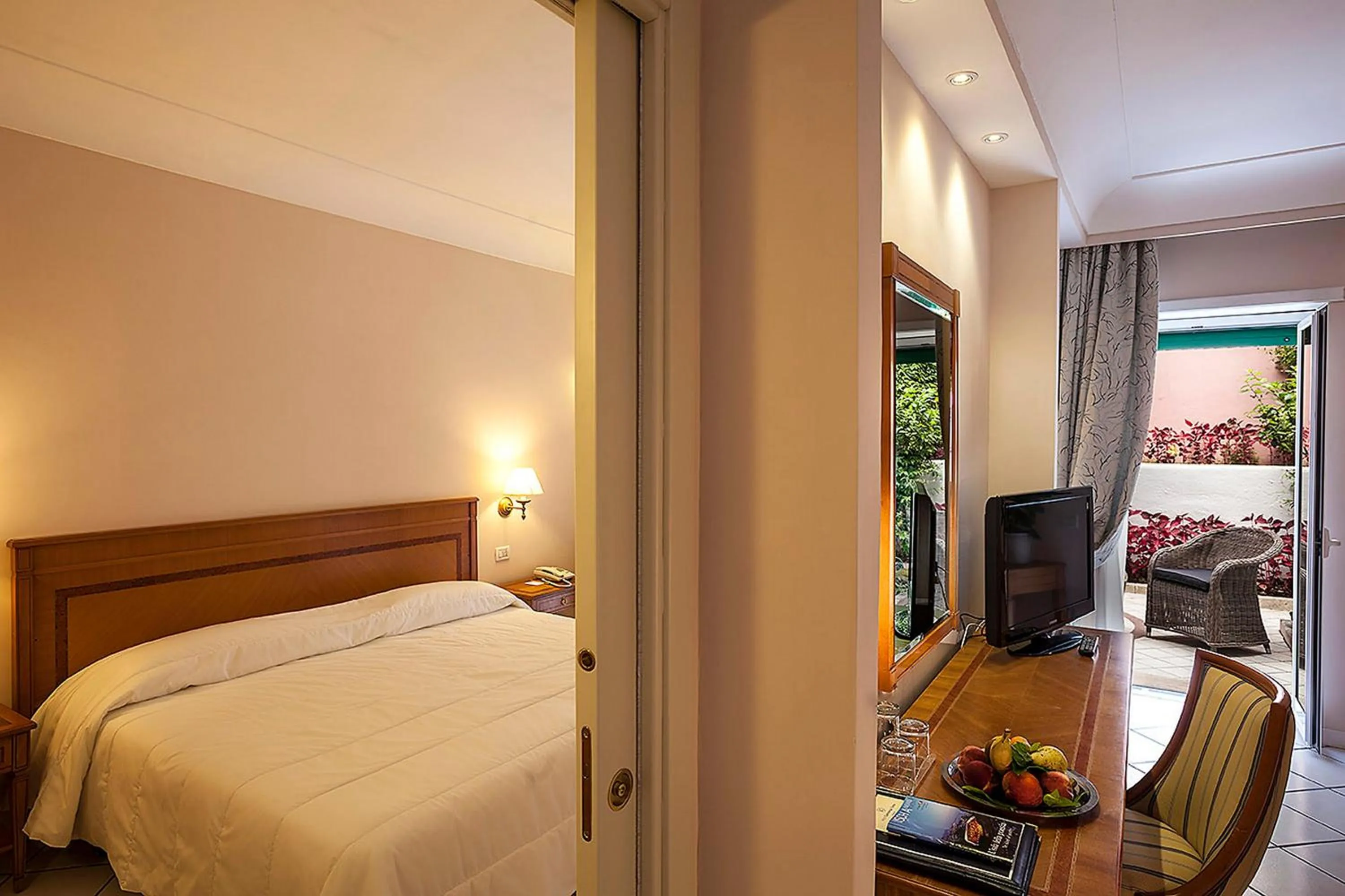 Photo of the whole room, Bed in Hotel Continental Ischia