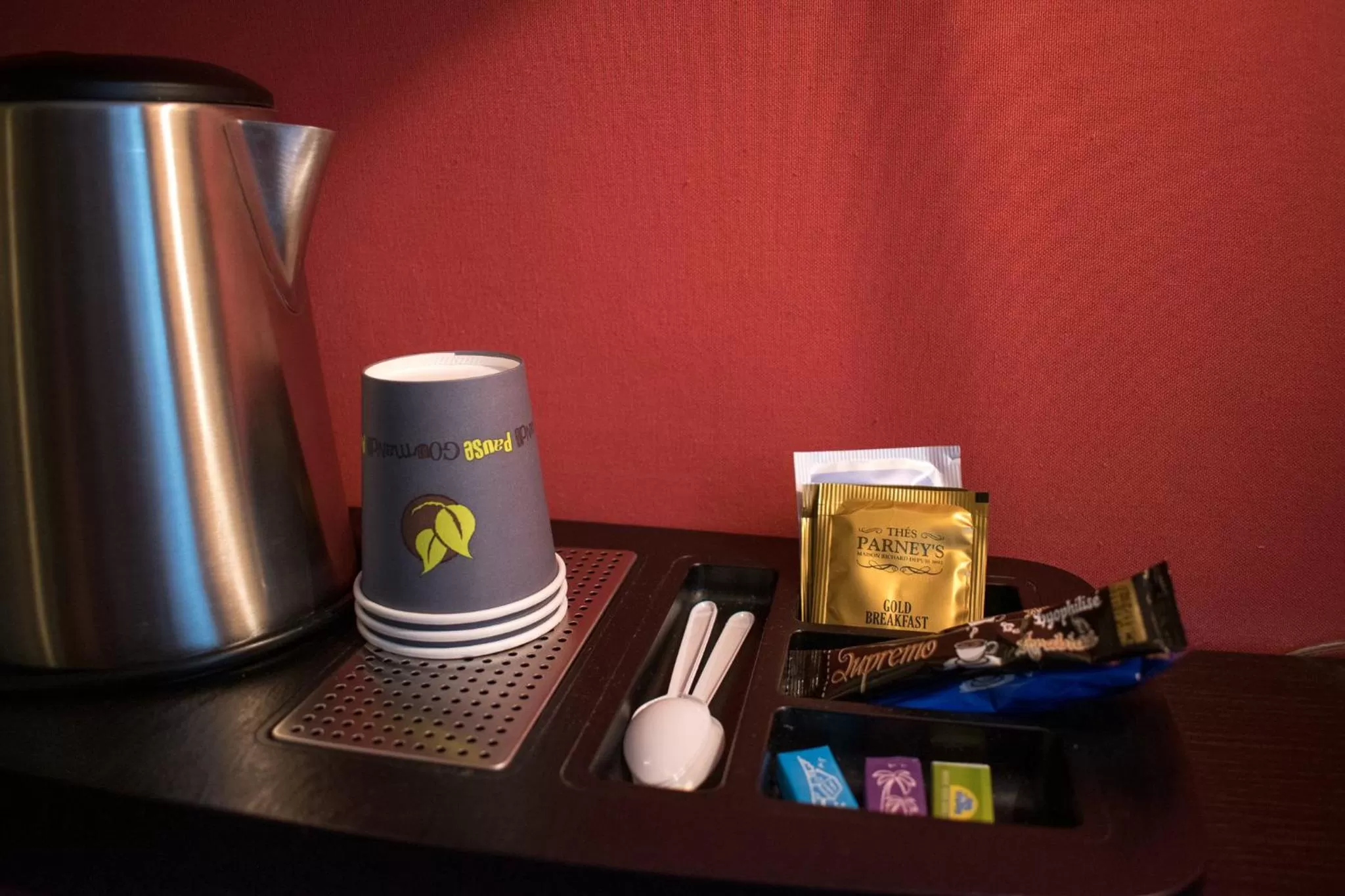 Coffee/tea facilities, TV/Entertainment Center in Logis Hotel Restaurant Black and Green Limoges Sud