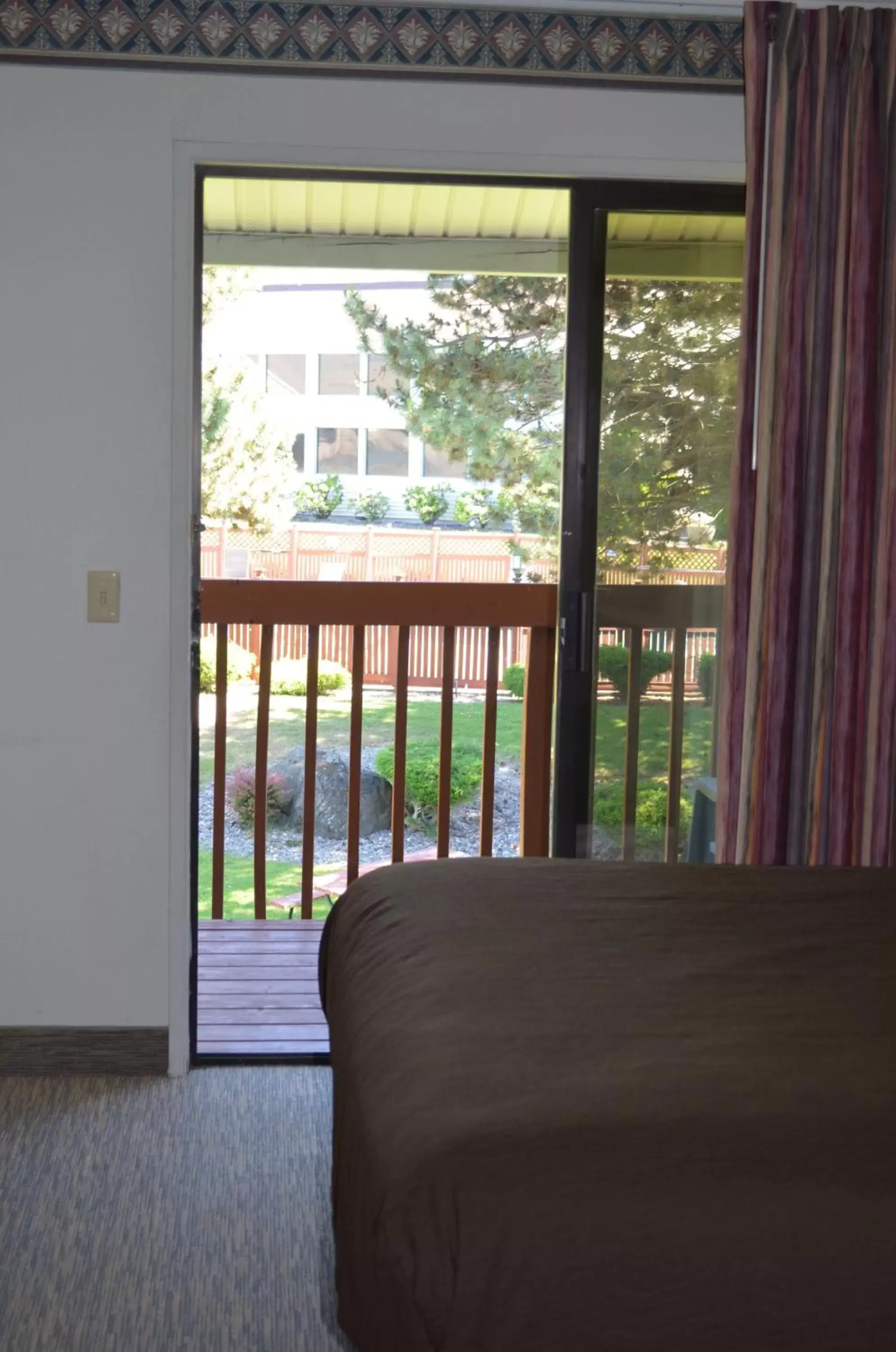 View (from property/room), Bed in Shilo Inns Suites The Dalles View (from property/room), Bed in Shilo Inns Suites The Dalles