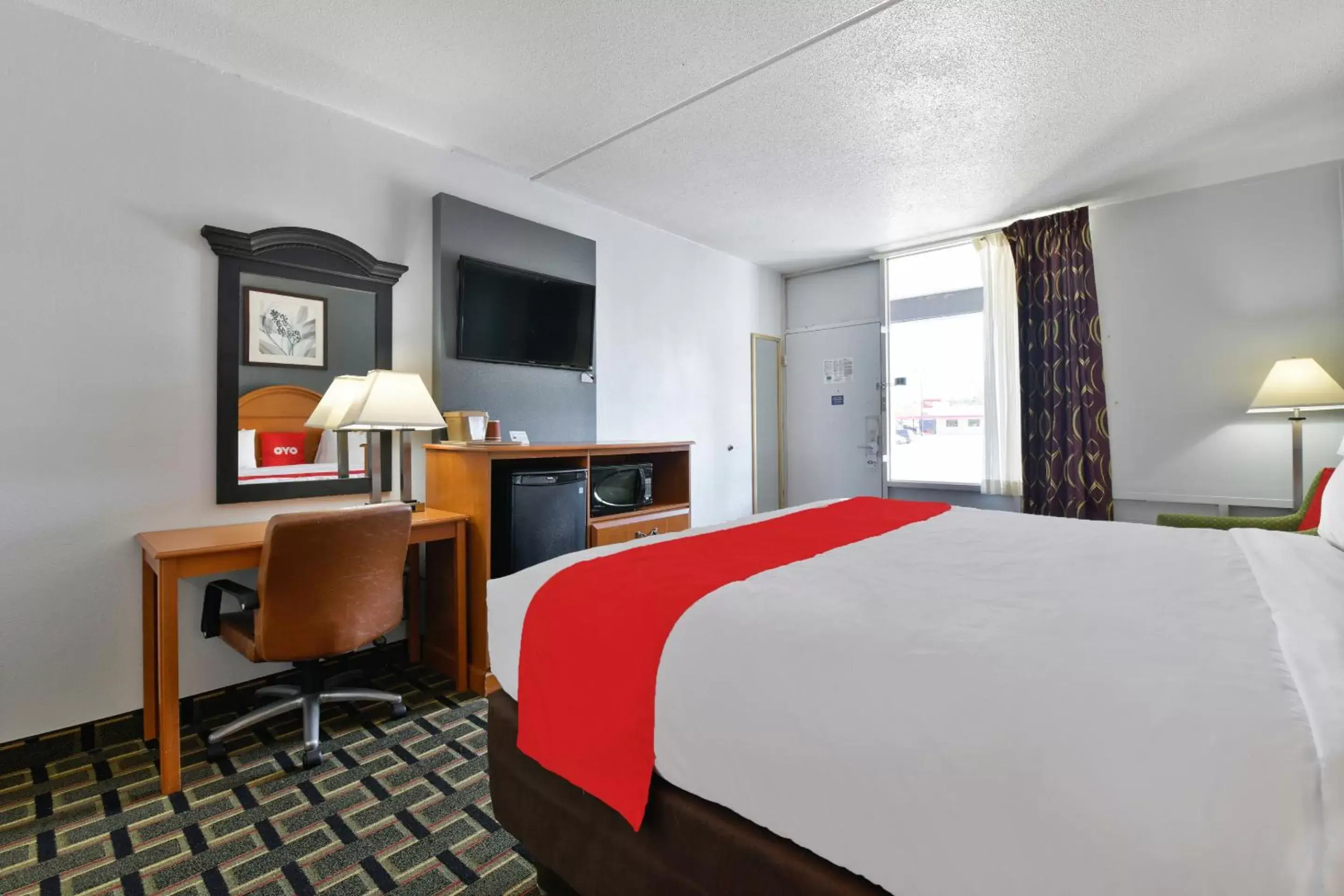 TV and multimedia, Bed in OYO Hotel Twin Lake- Lake Park Valdosta area