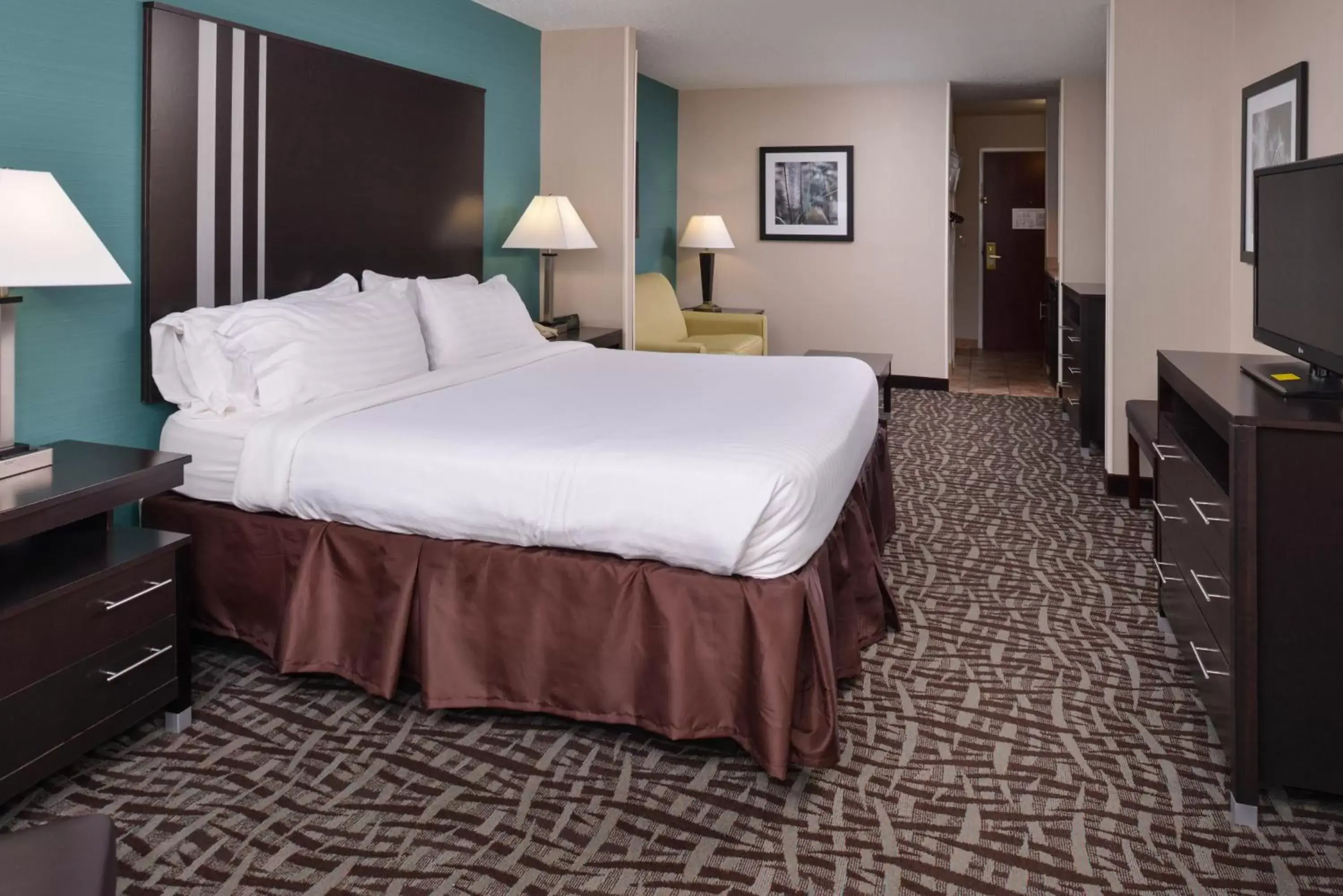 Photo of the whole room, Bed in Holiday Inn Express Hotel & Suites Youngstown - North Lima/Boardman, an IHG Hotel