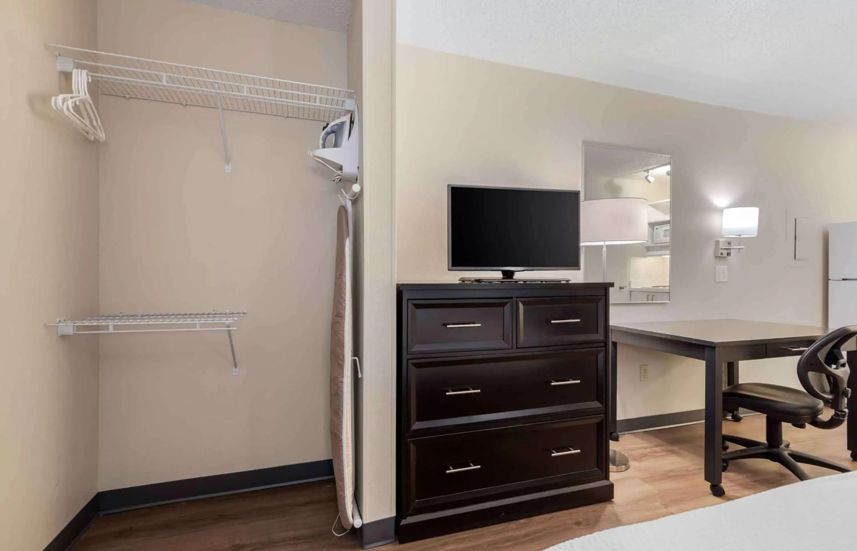 Bedroom, TV/Entertainment Center in Extended Stay America Suites - Dallas - Coit Road