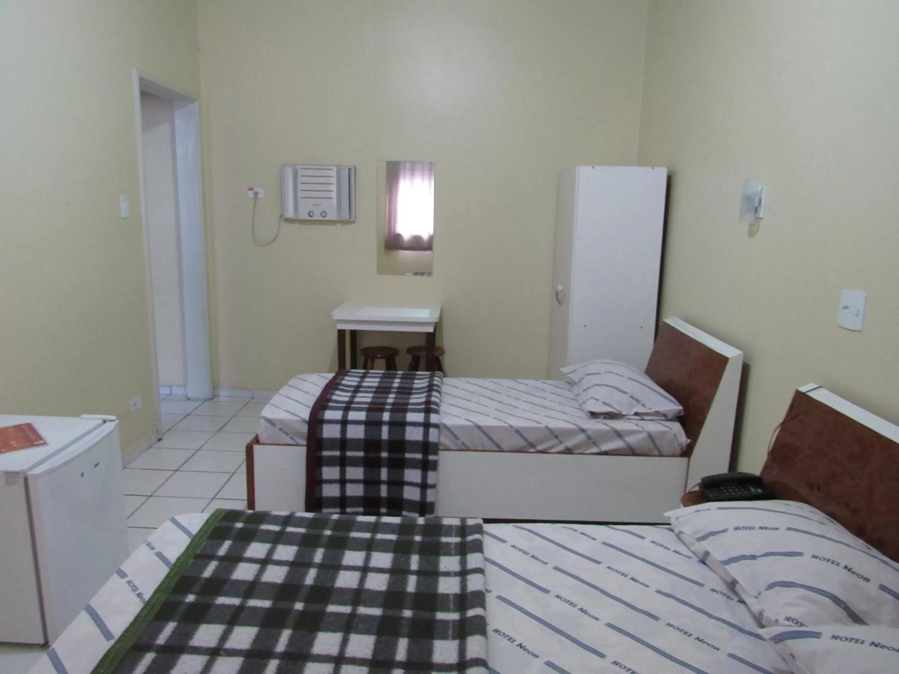 Economy Triple Room in Hotel Neon - próximo a 25 de março, Bom Retiro e Brás, á 2min do mirante Sampa SKY e pista de skate Anhangabaú