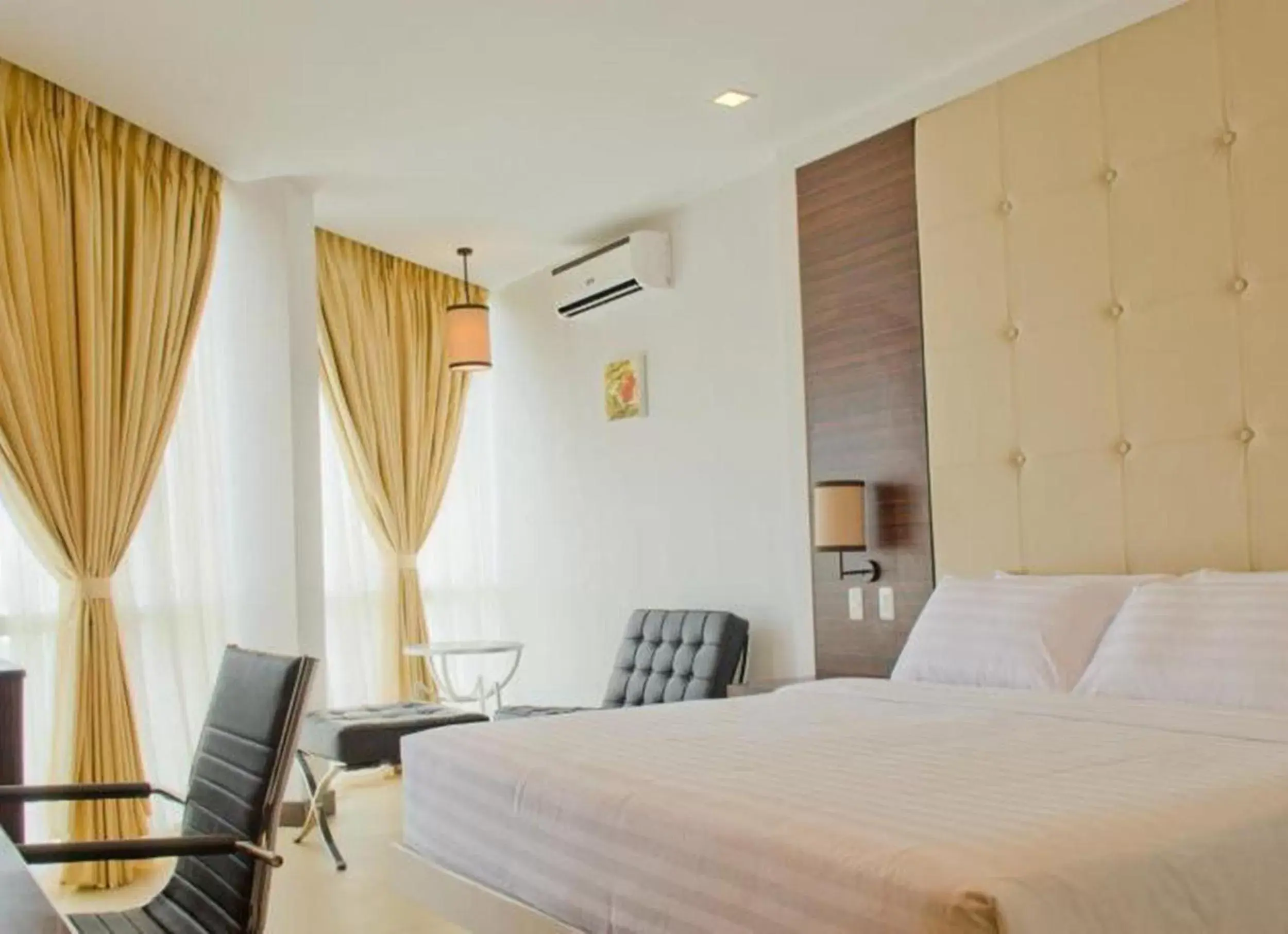 Bed in D'Hotel & Suites Bed in D'Hotel & Suites