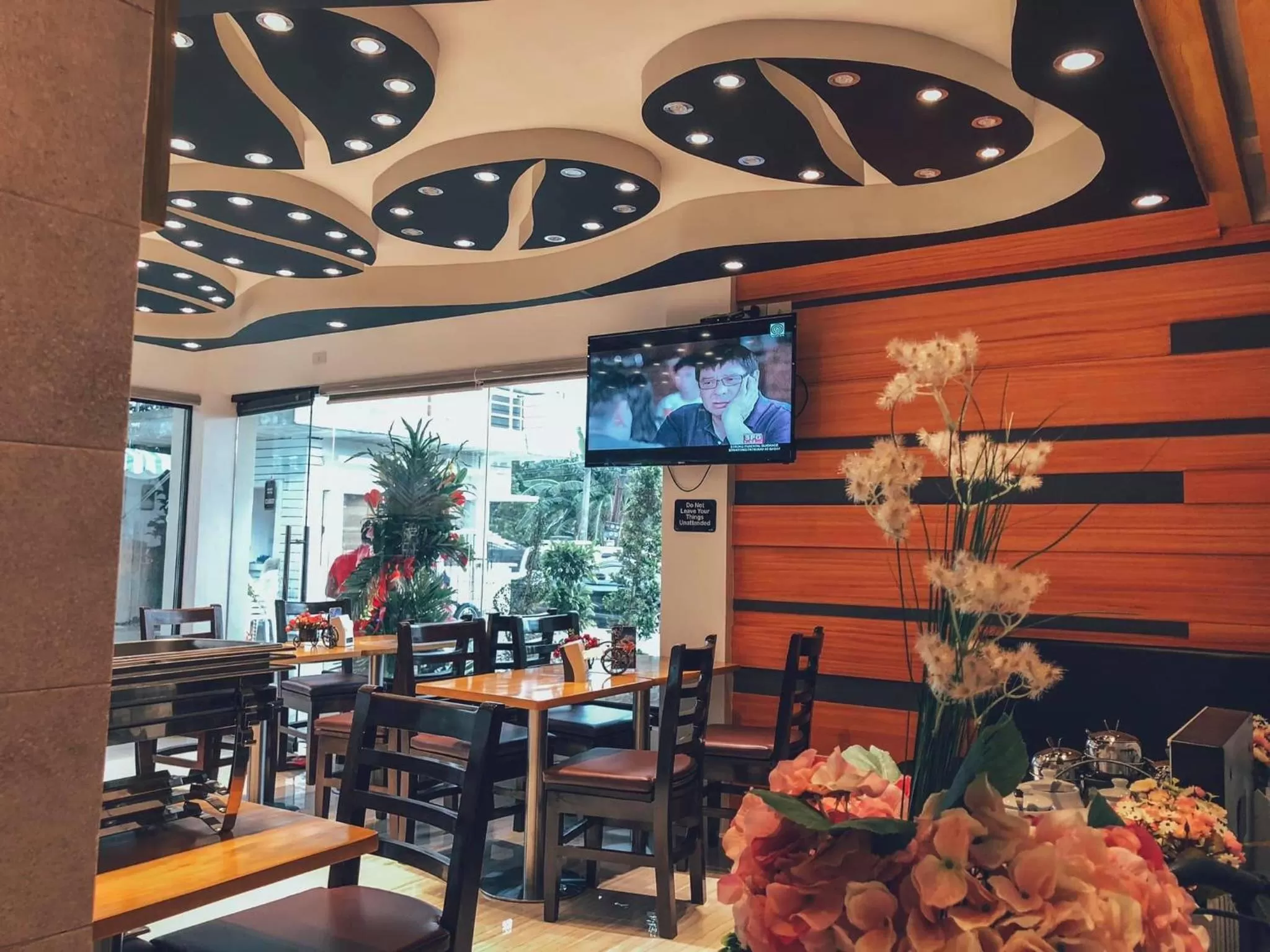 Restaurant/places to eat in Rustic Crown Hotel