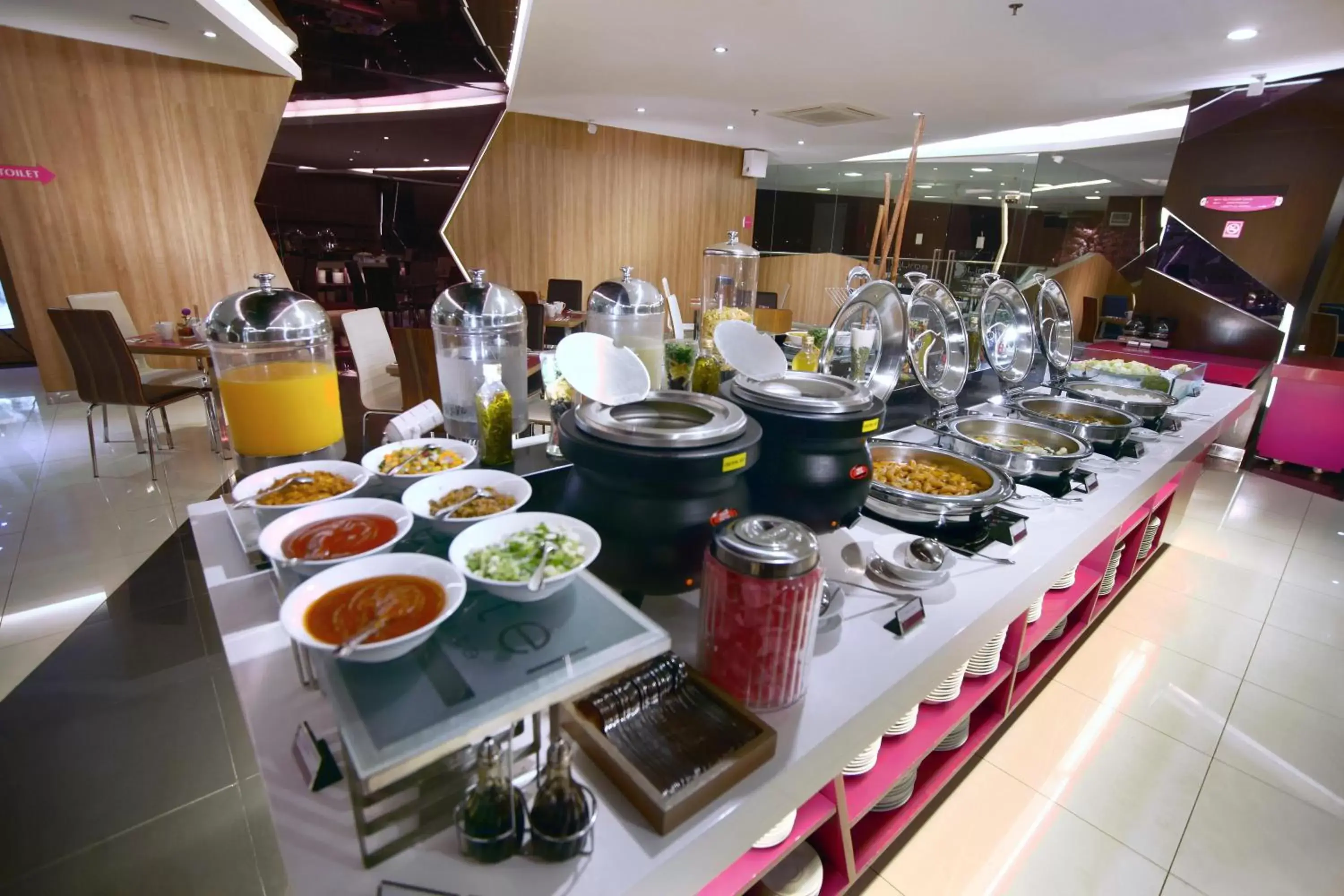 Buffet breakfast in favehotel LTC Glodok