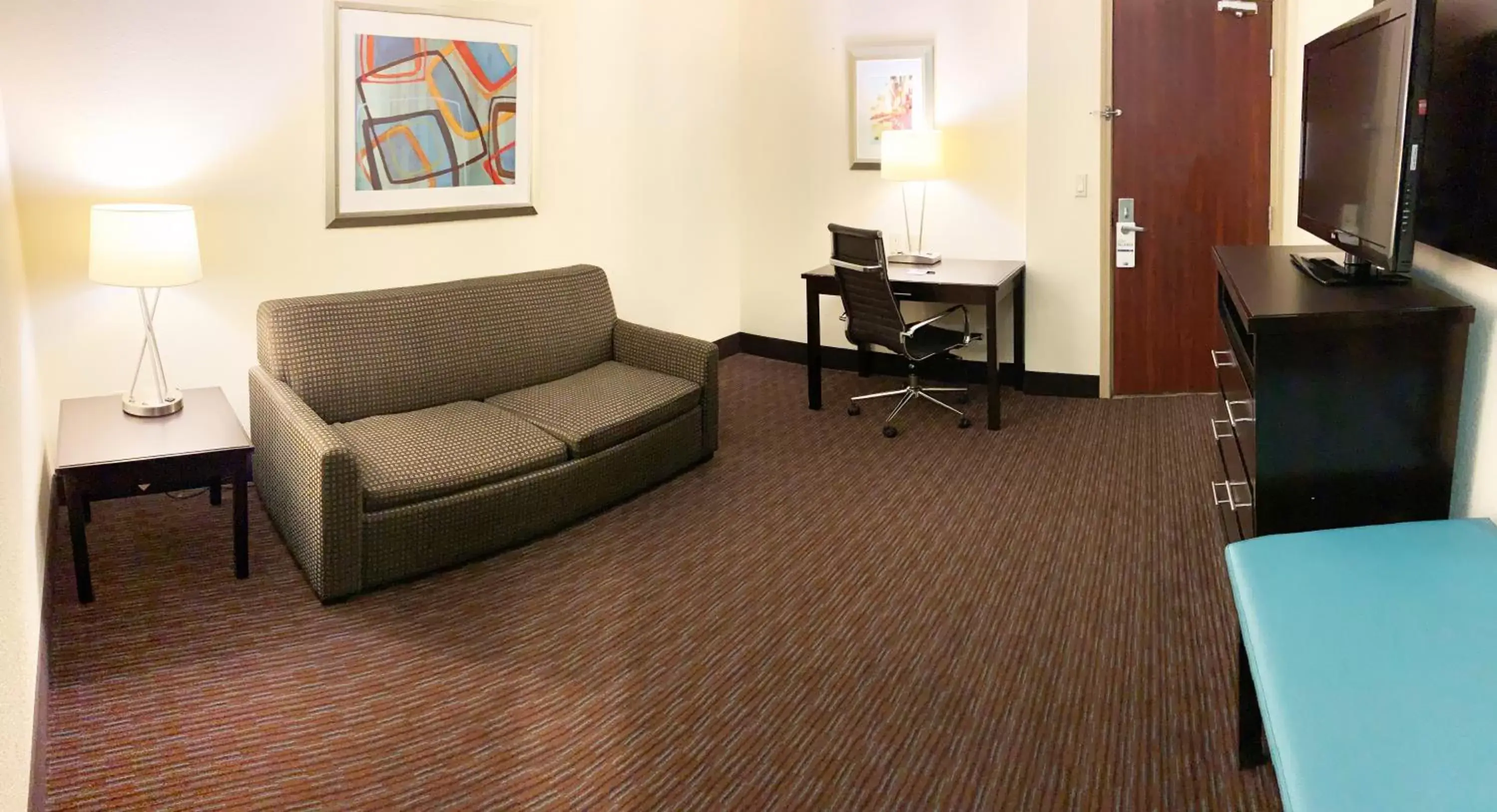 Photo of the whole room, Seating Area in Holiday Inn Express Hotel & Suites Gainesville, an IHG Hotel