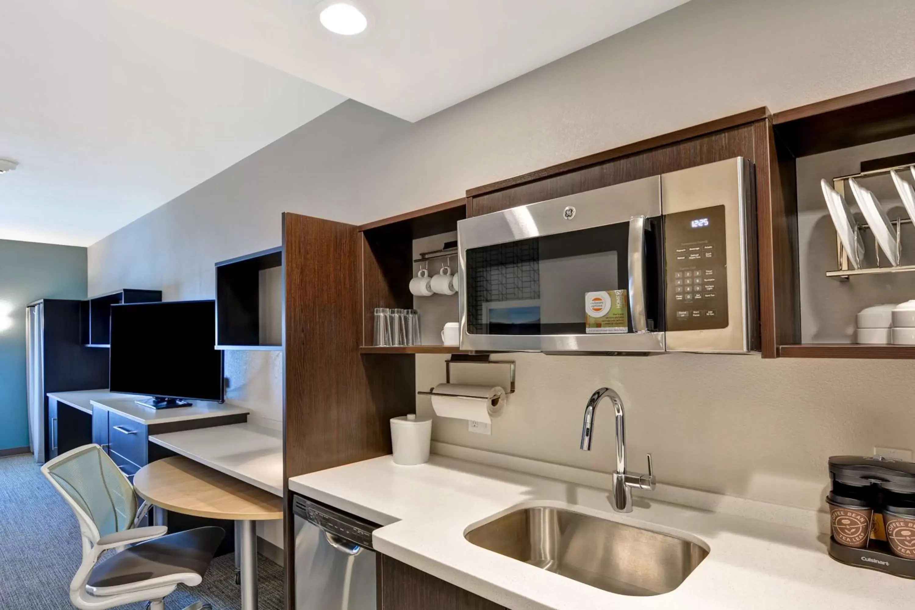 Bedroom, Kitchen/Kitchenette in Home2 Suites By Hilton Palmdale