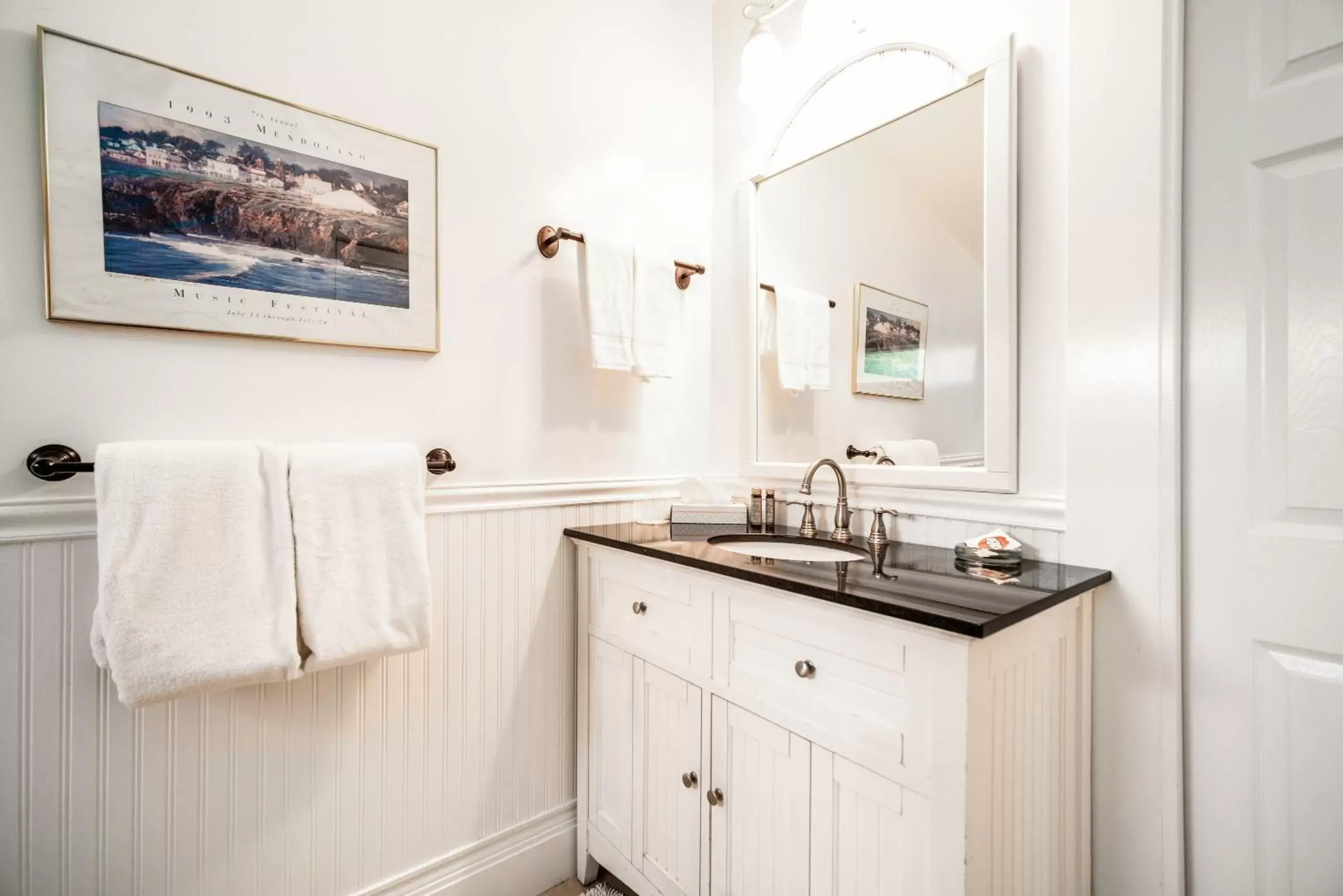 Bathroom, Kitchen/Kitchenette in Agate Cove Inn