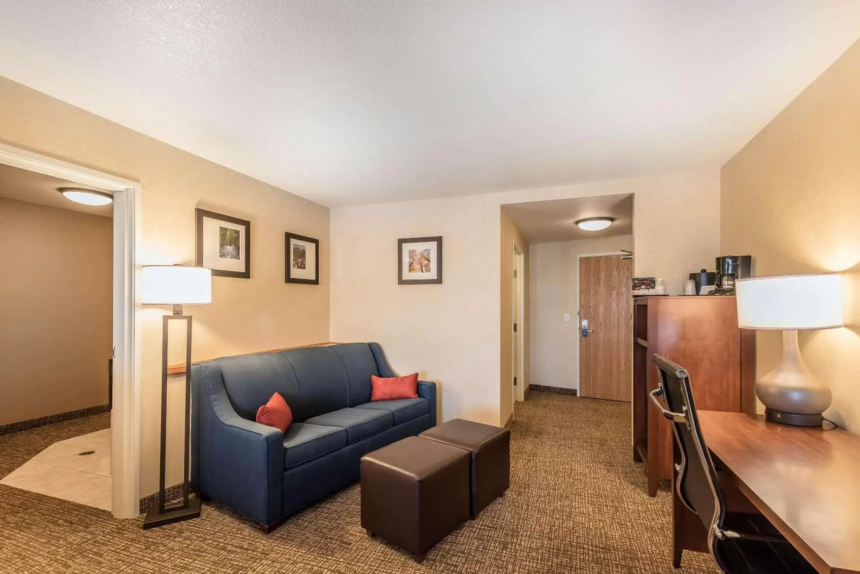 Bedroom, Seating Area in Comfort Suites Longmont