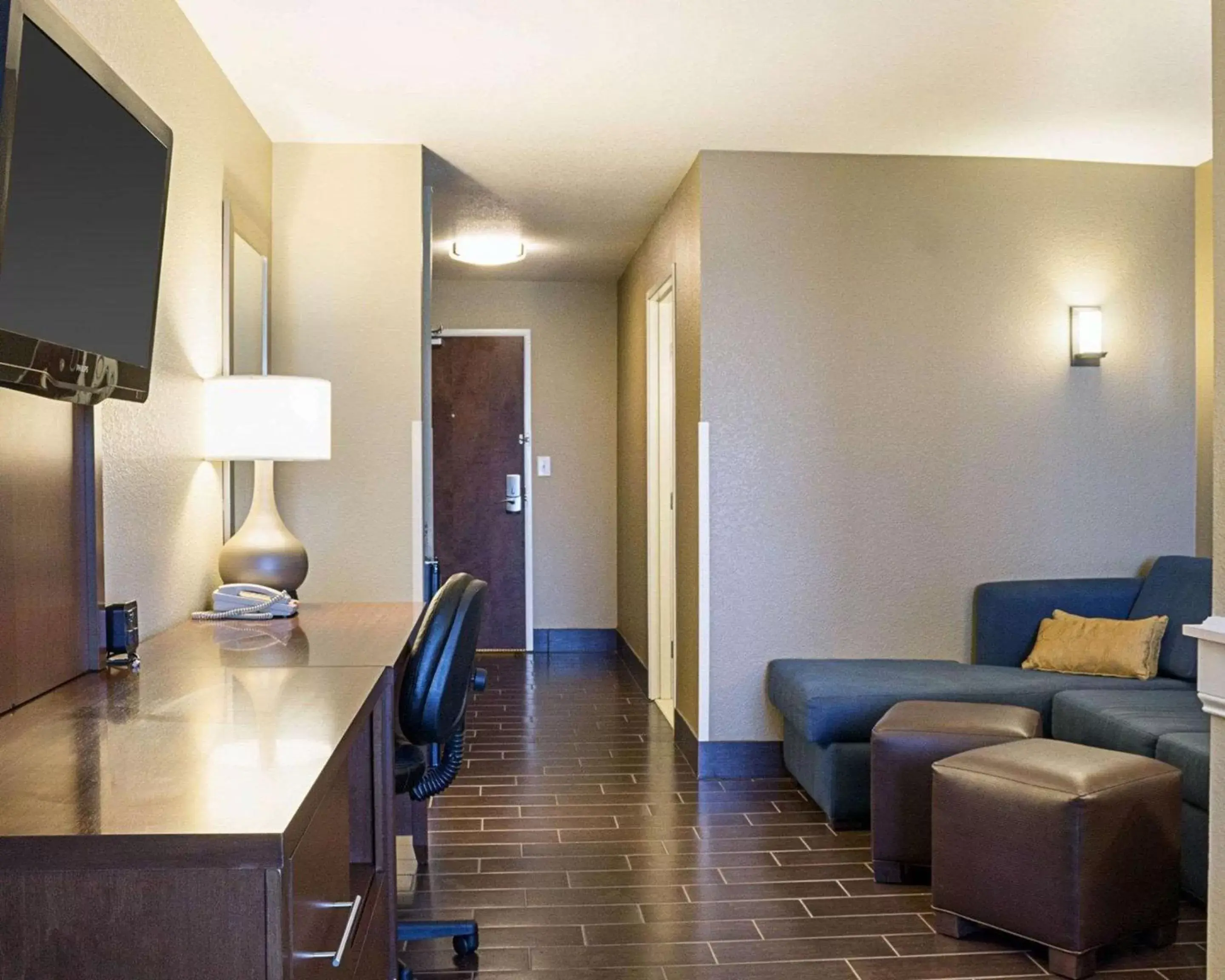 Photo of the whole room, Seating Area in Comfort Suites Minot