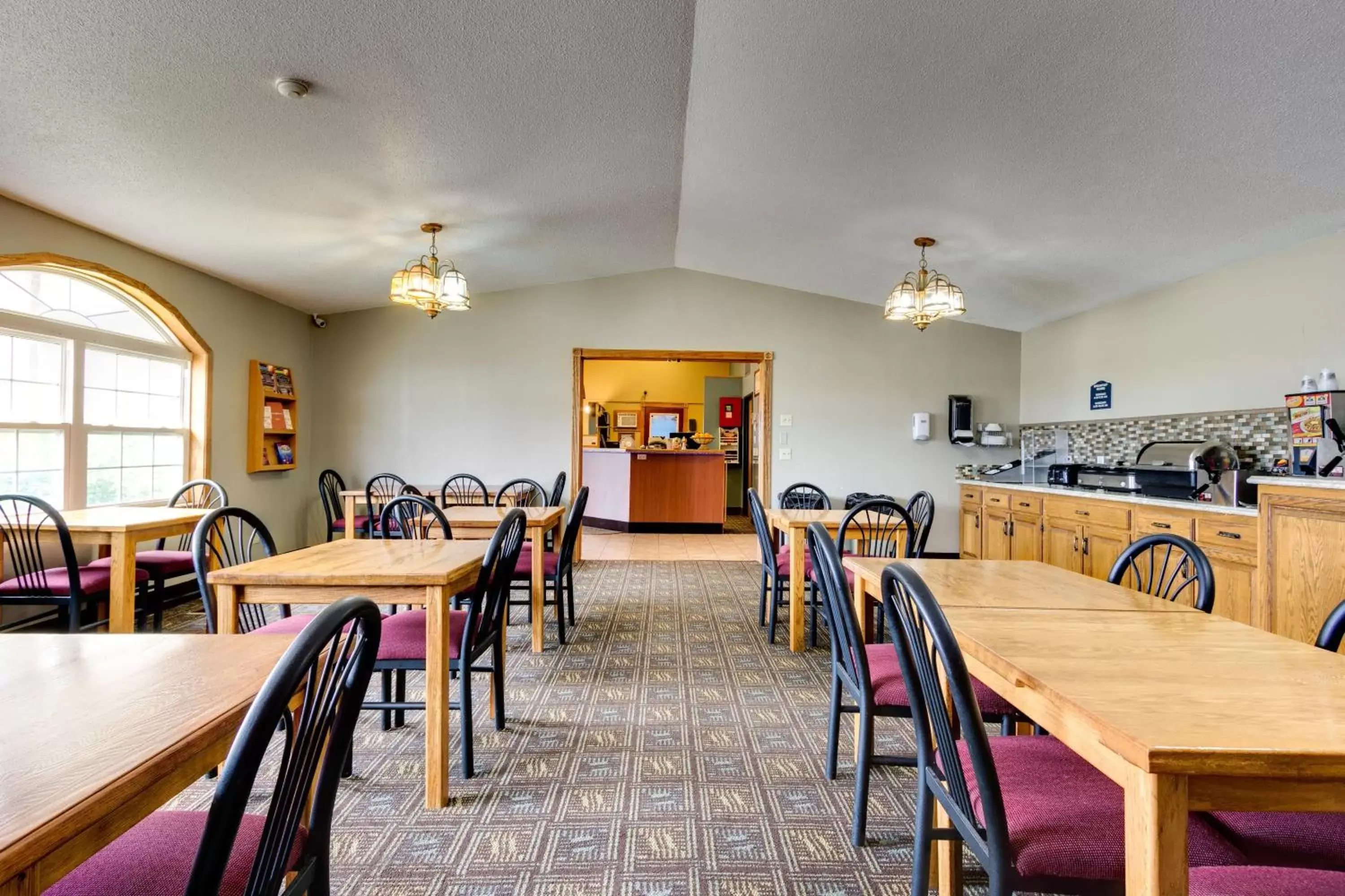 Communal lounge/ TV room, Restaurant/Places to Eat in Fireside Inn and Suites