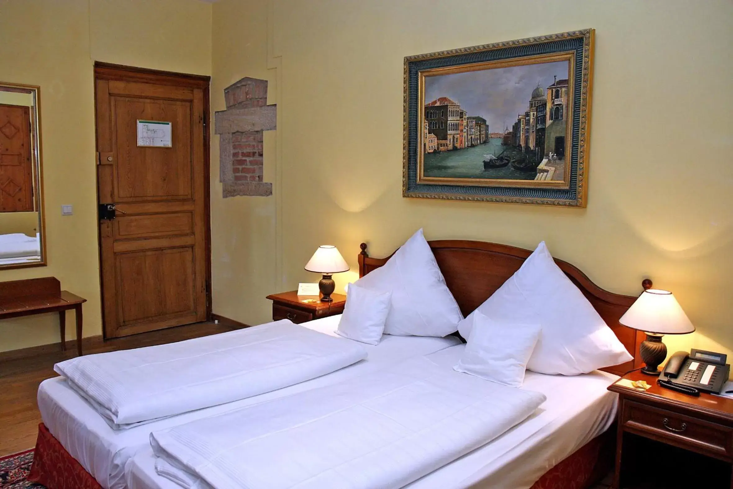 Photo of the whole room, Bed in Hotel Schloss Edesheim