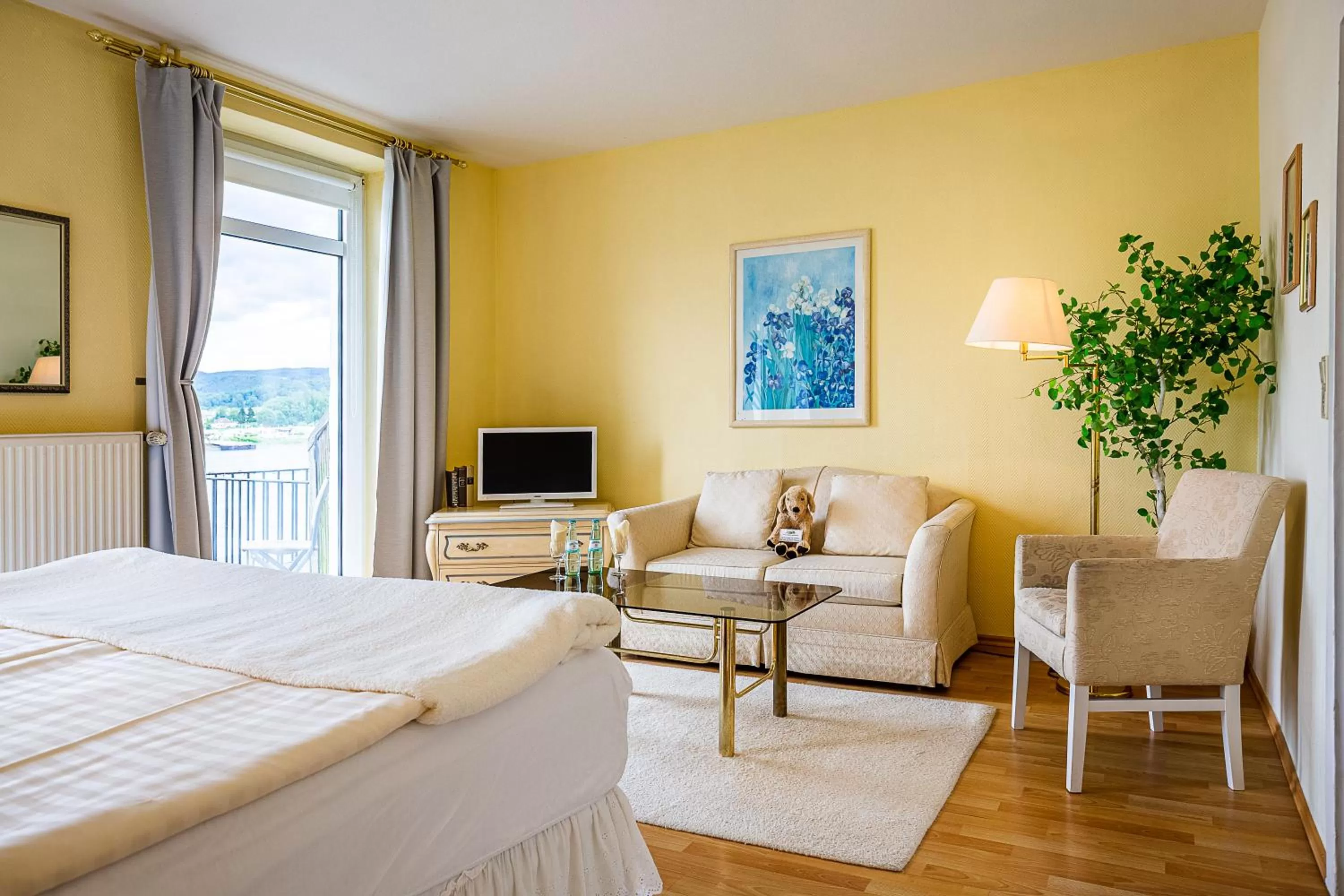Living room, Bed in Hotel Rhein-Residenz