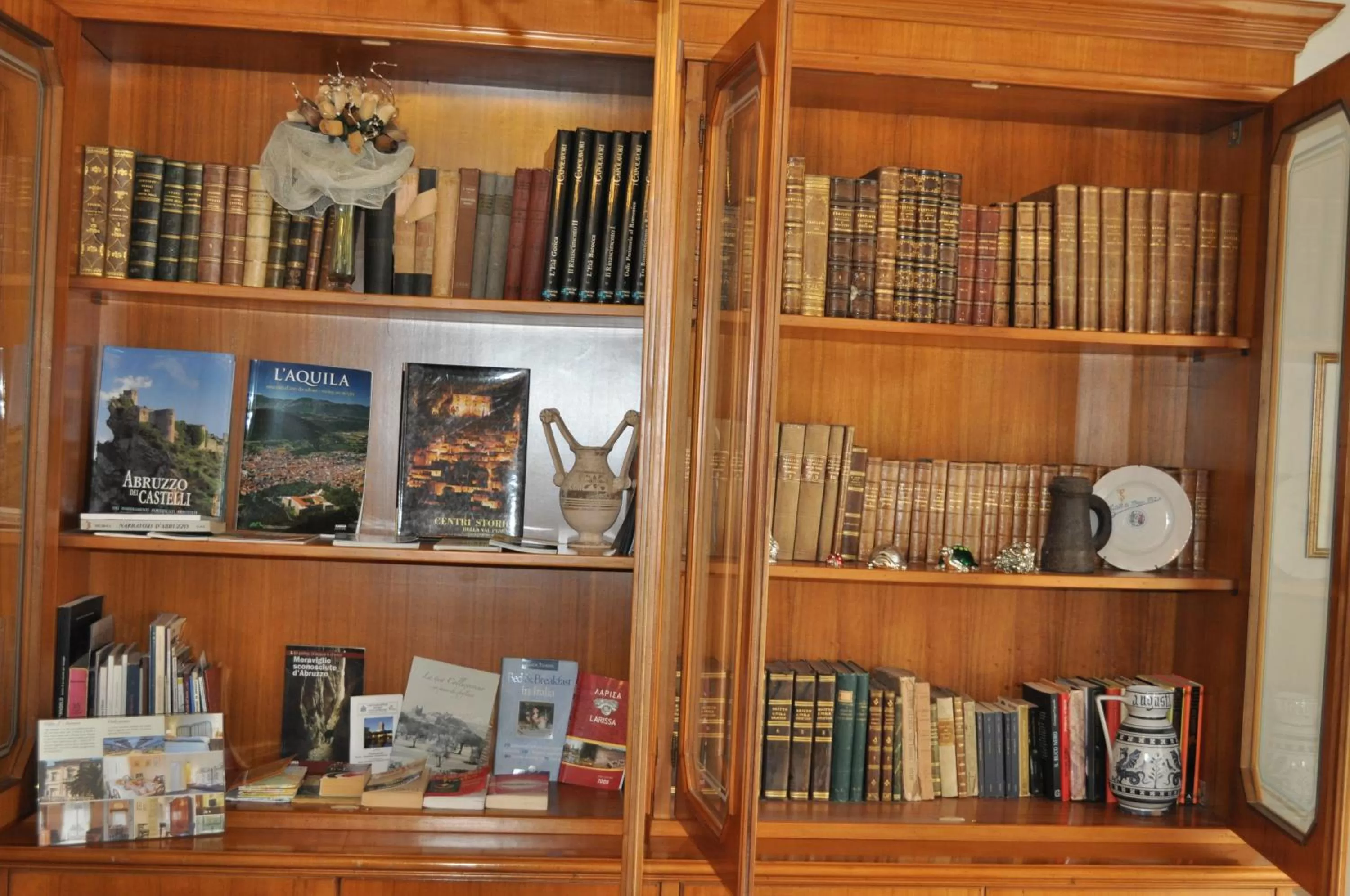Library in Villa L'Aurora