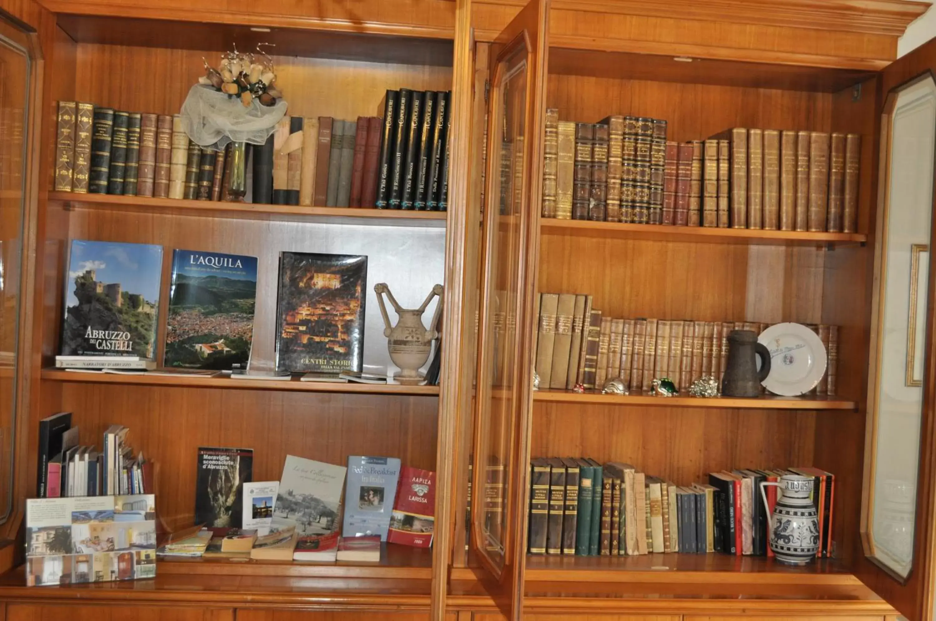 Library in Villa L'Aurora
