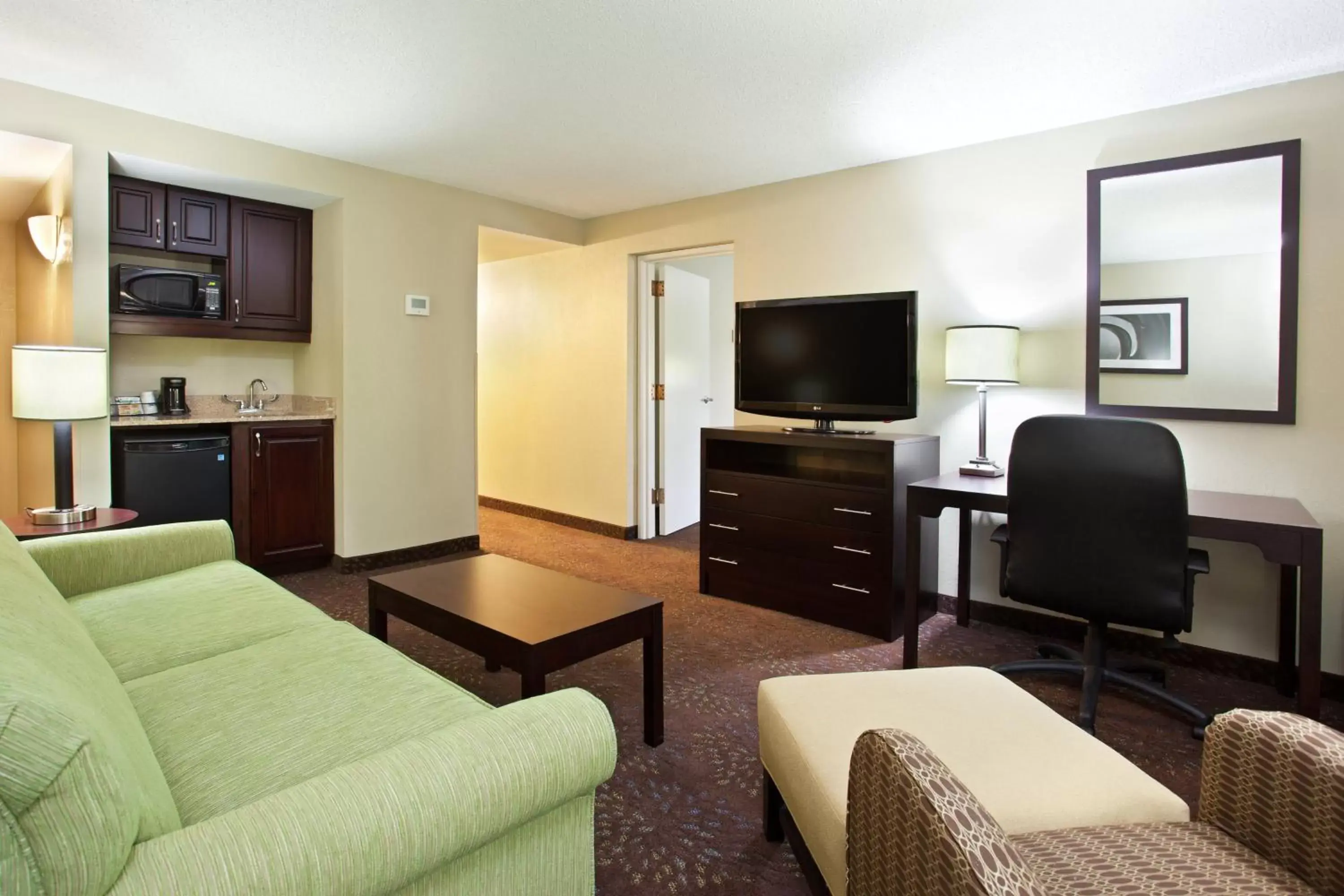 Photo of the whole room, Seating Area in Holiday Inn Express Hotel & Suites Pittsburgh Airport, an IHG Hotel