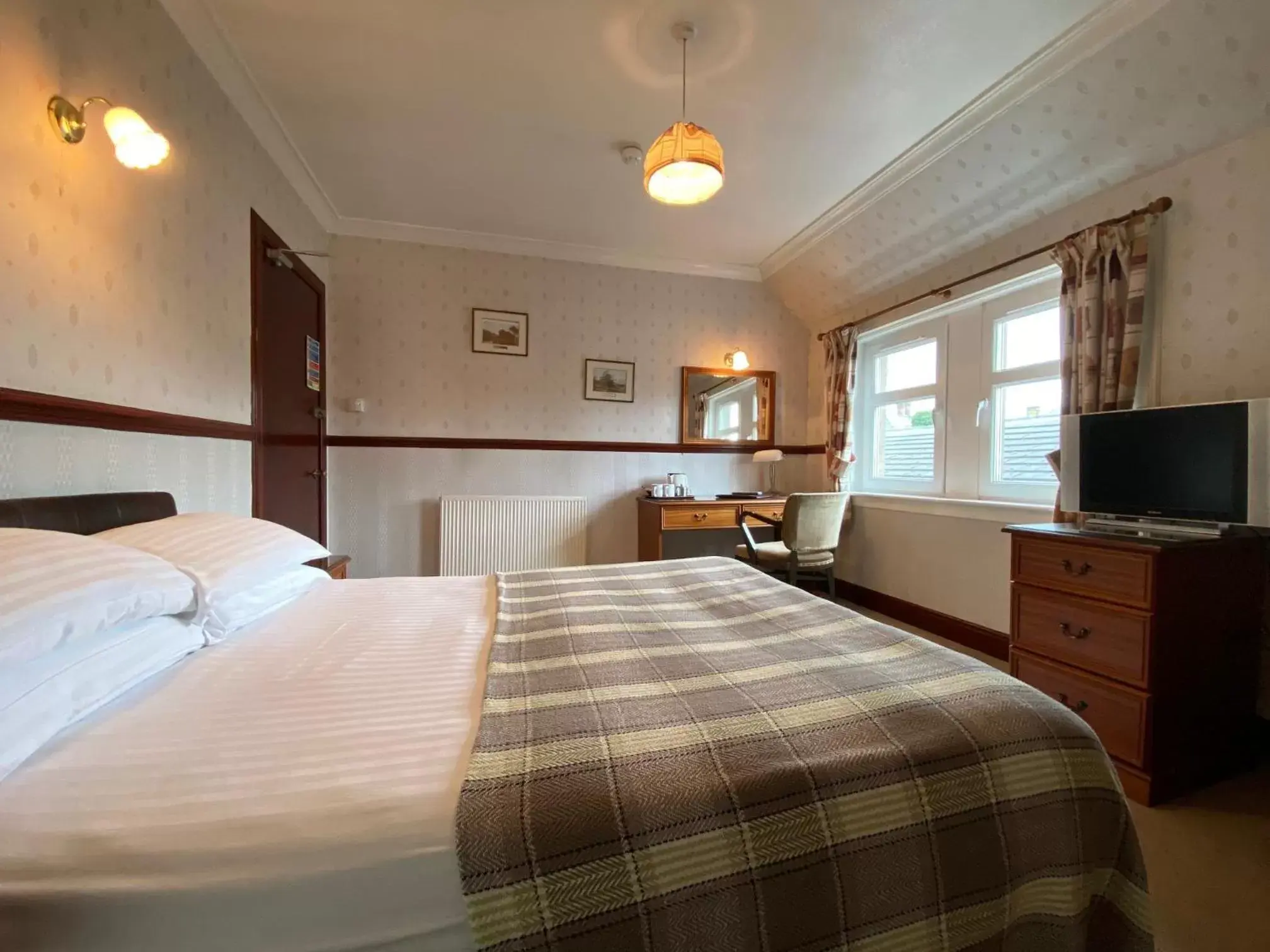 Bedroom, Bed in Kings Arms Hotel