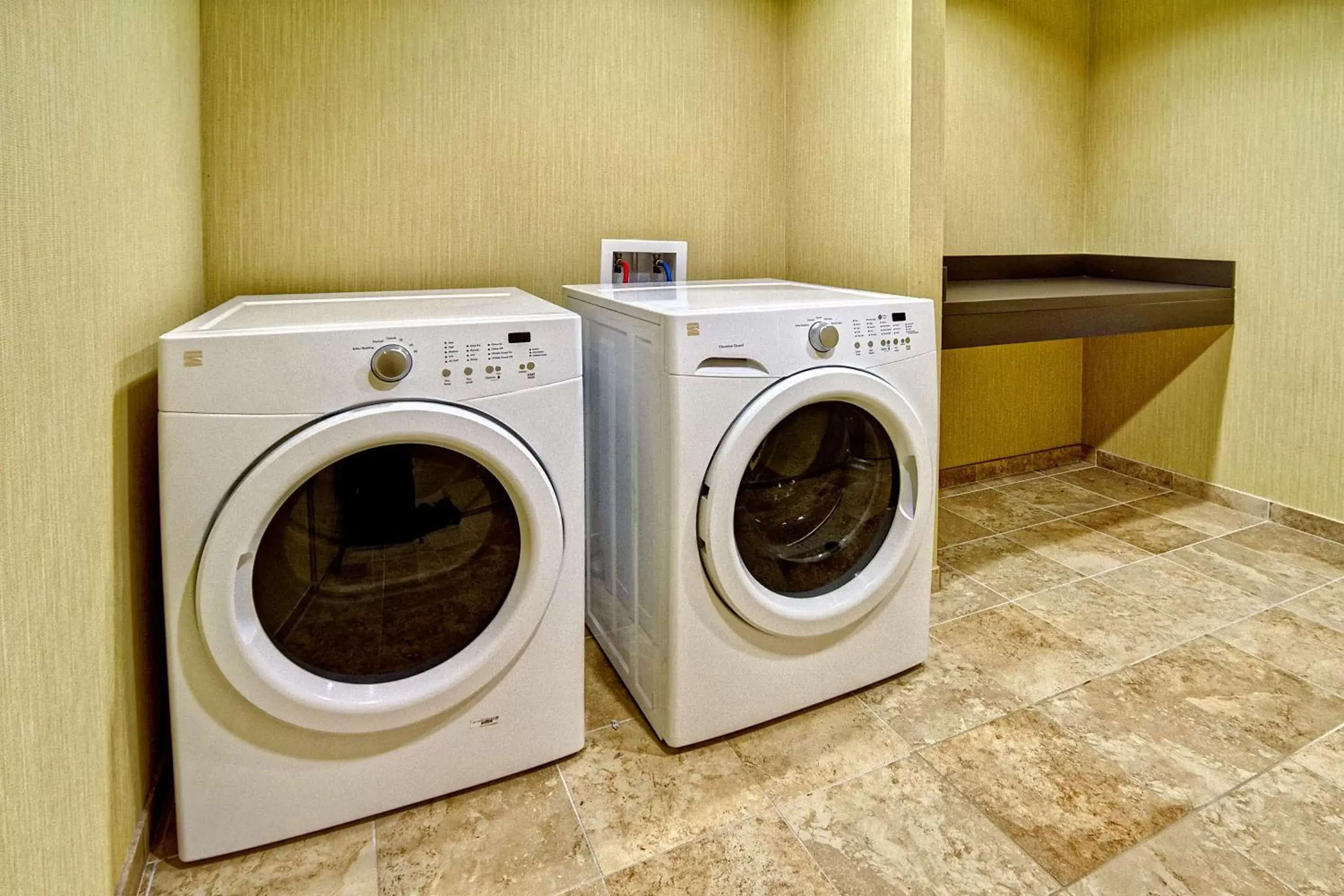 Property building, Bathroom in Hampton Inn Clarksdale, Ms