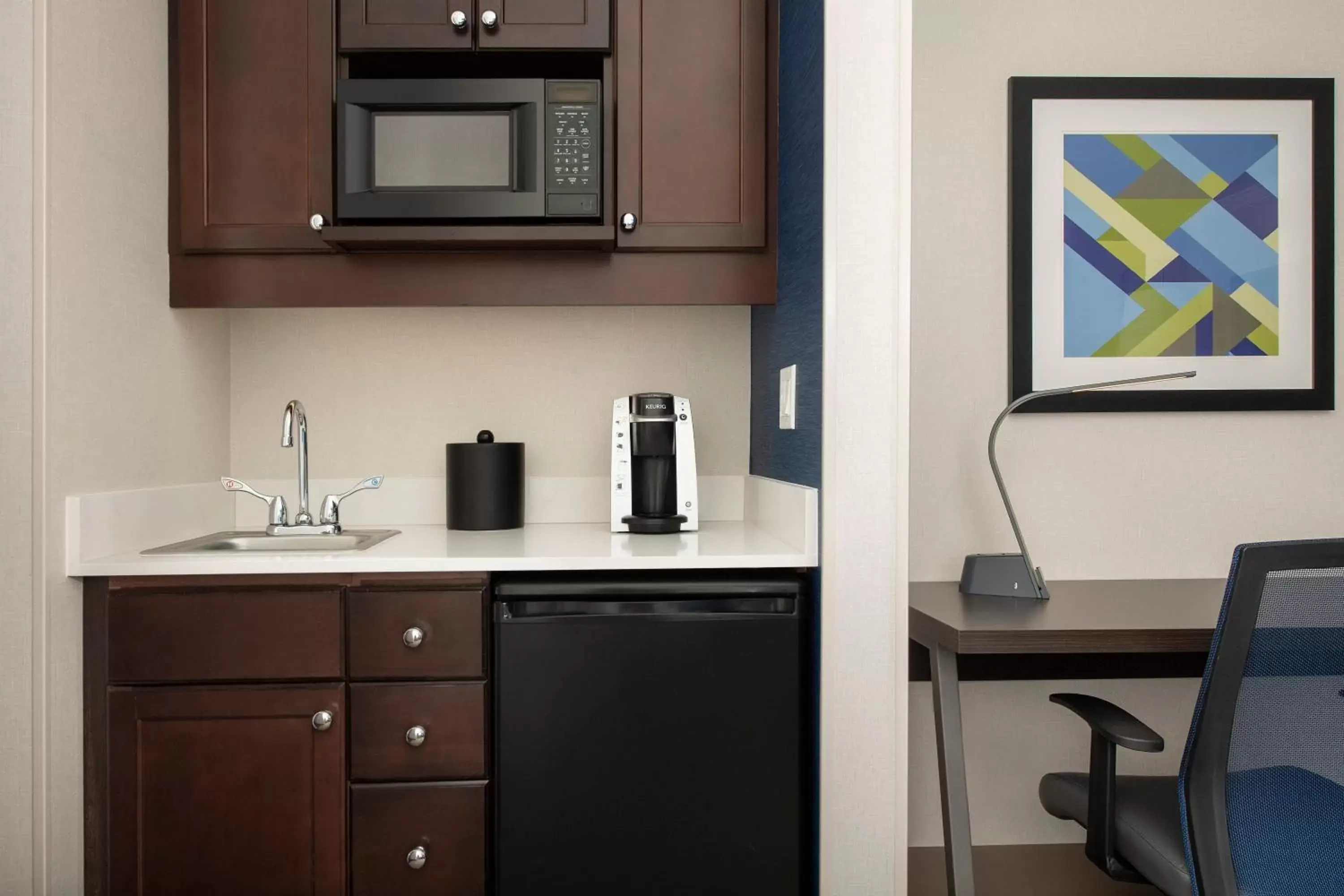 Photo of the whole room, Kitchen/Kitchenette in Holiday Inn Express Puyallup, an IHG Hotel