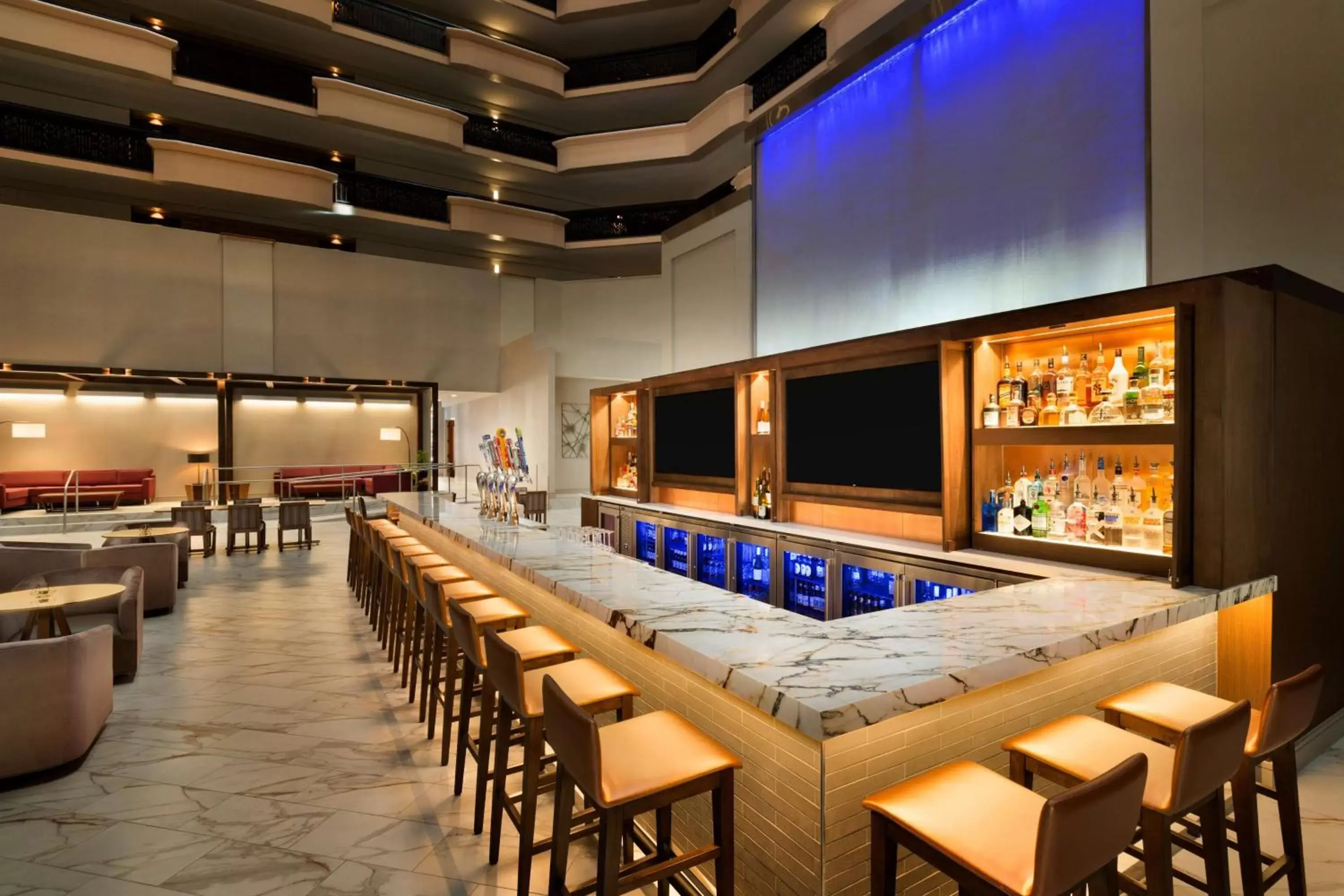 Lounge or bar, Restaurant/Places to Eat in Embassy Suites by Hilton Phoenix Downtown North