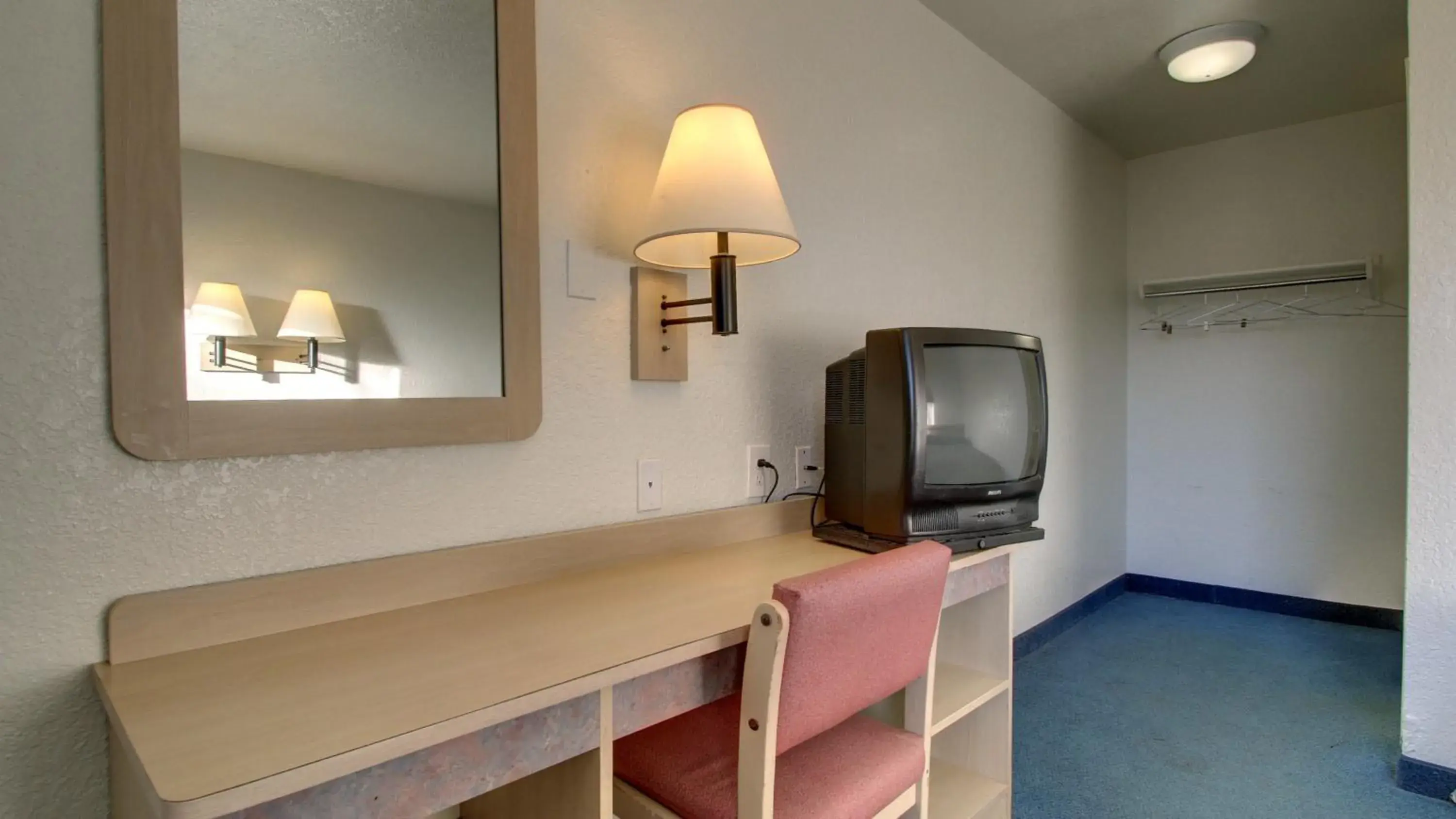 Bedroom, TV/Entertainment Center in Motel 6-Owensboro, KY
