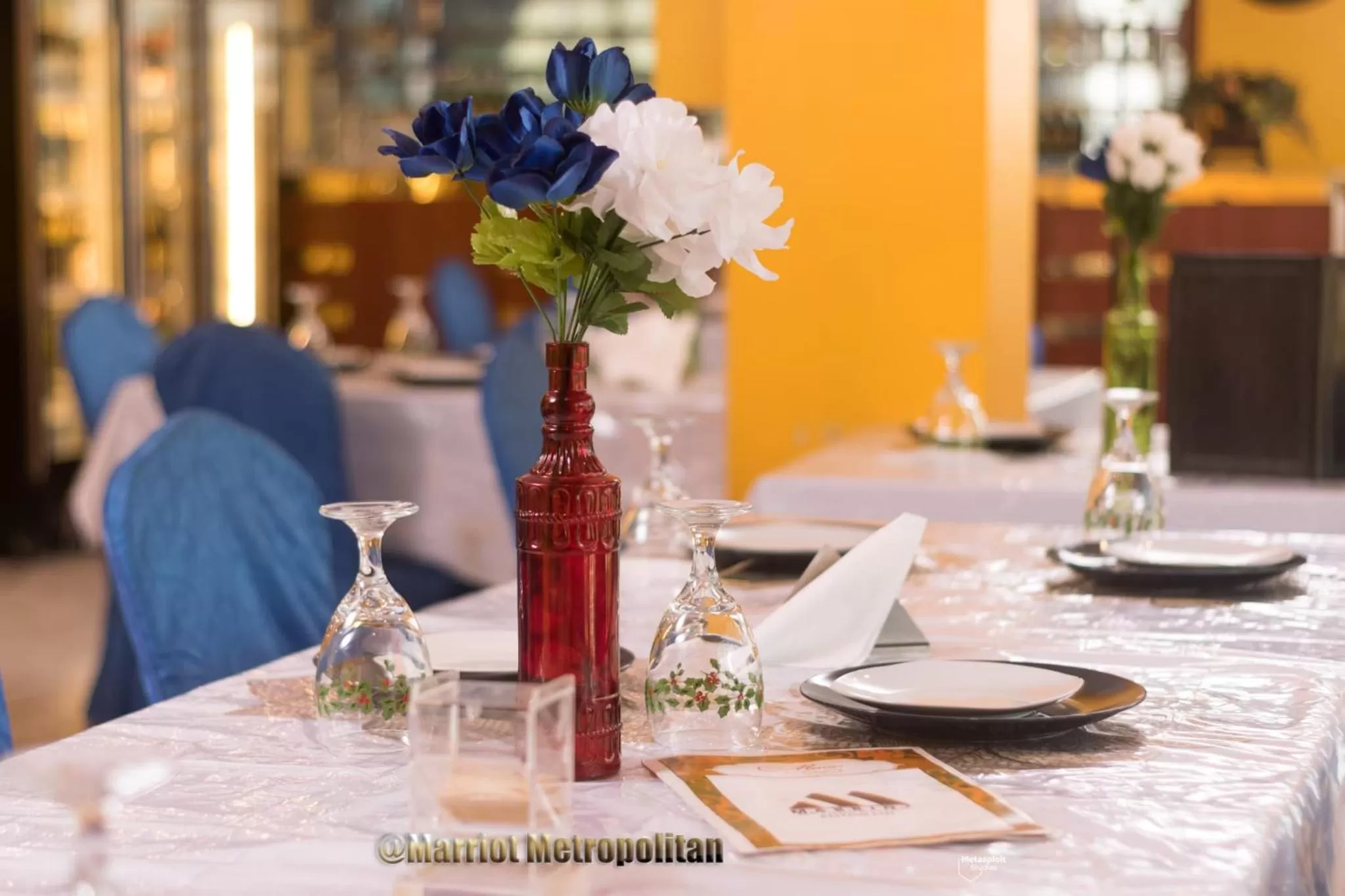 Restaurant/places to eat in Marriot Metropolitan Hotel