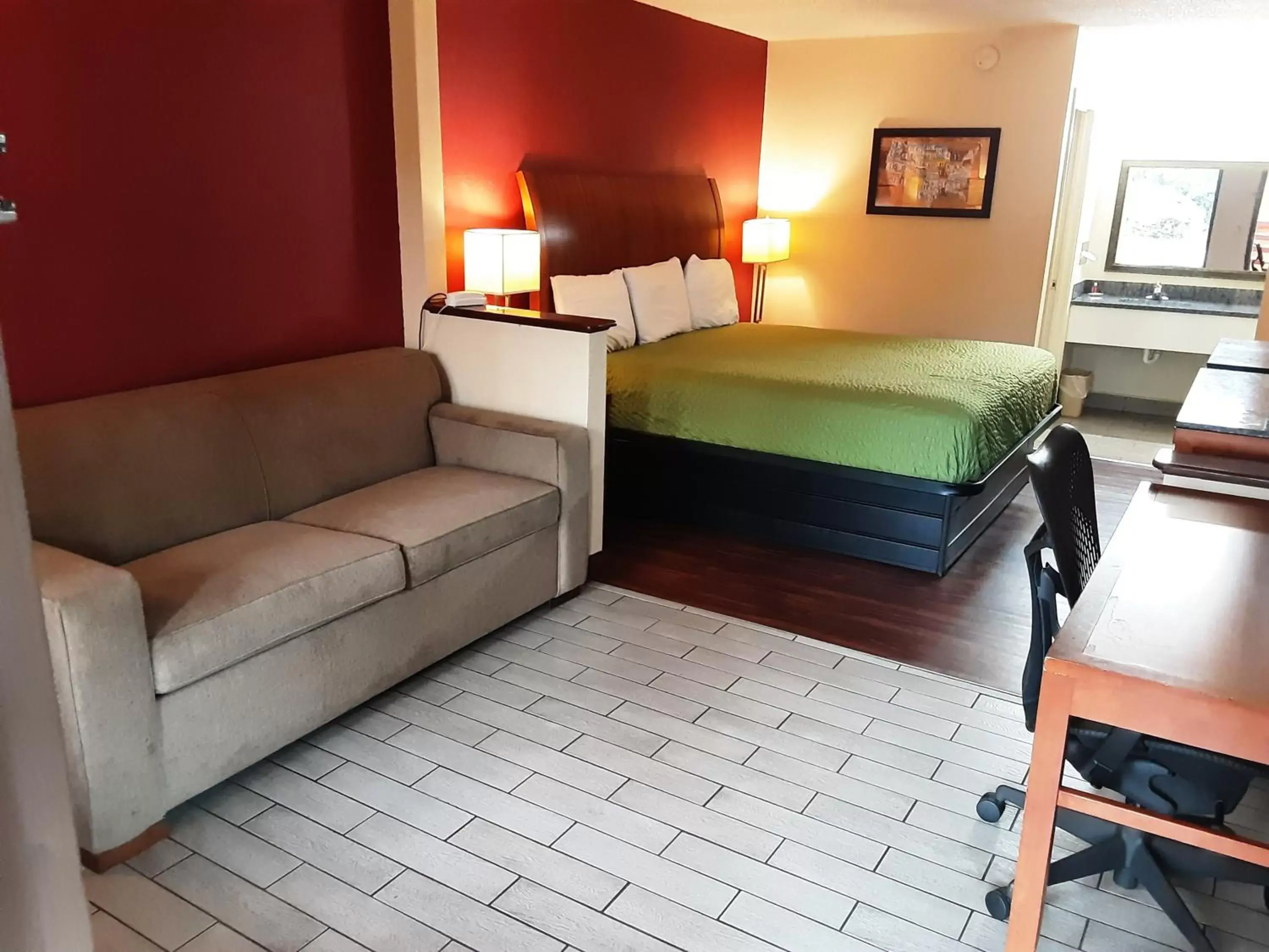 Bed in Econo Lodge Inn & Suites - Griffin