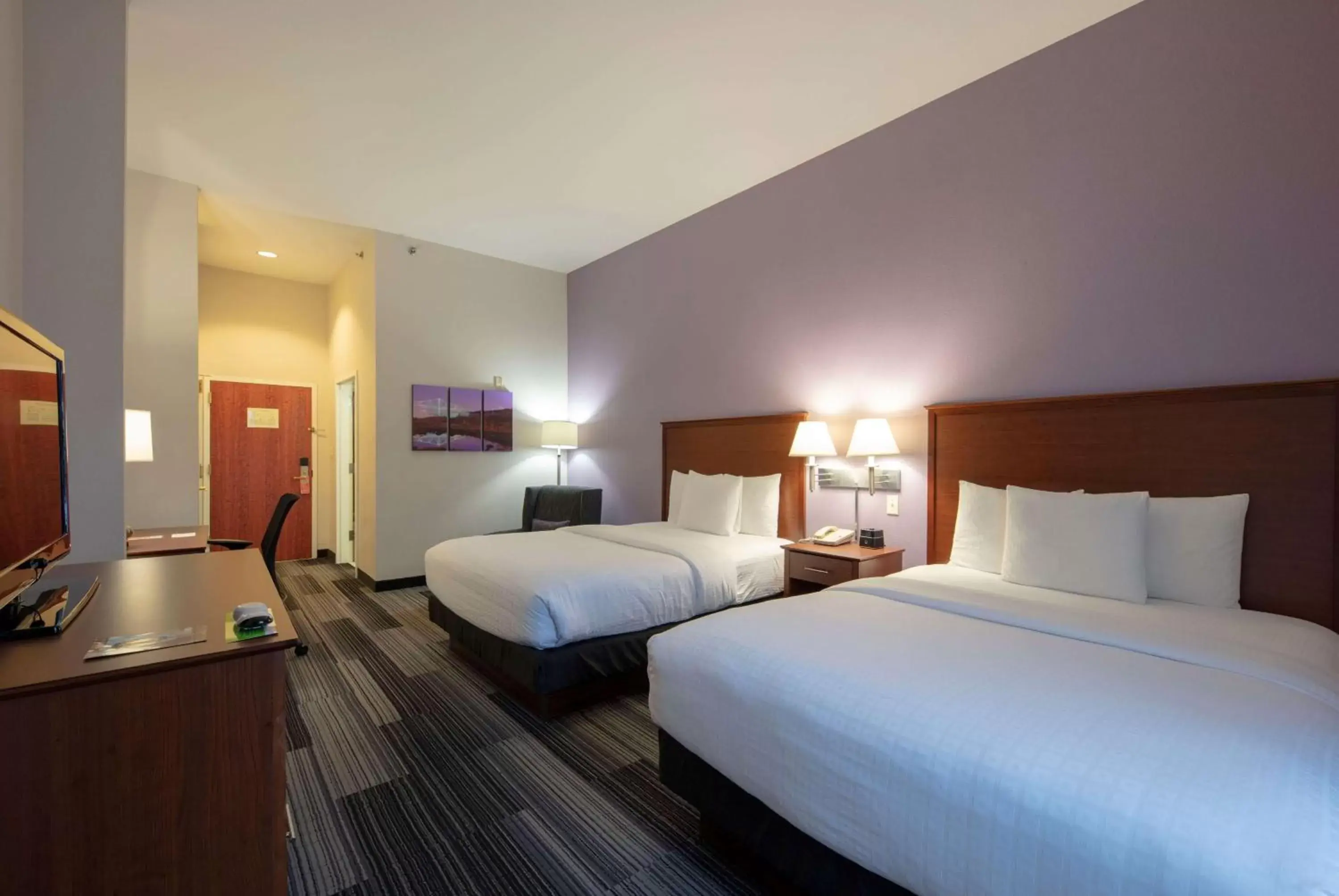 Photo of the whole room, Bed in La Quinta by Wyndham Springfield Airport Plaza