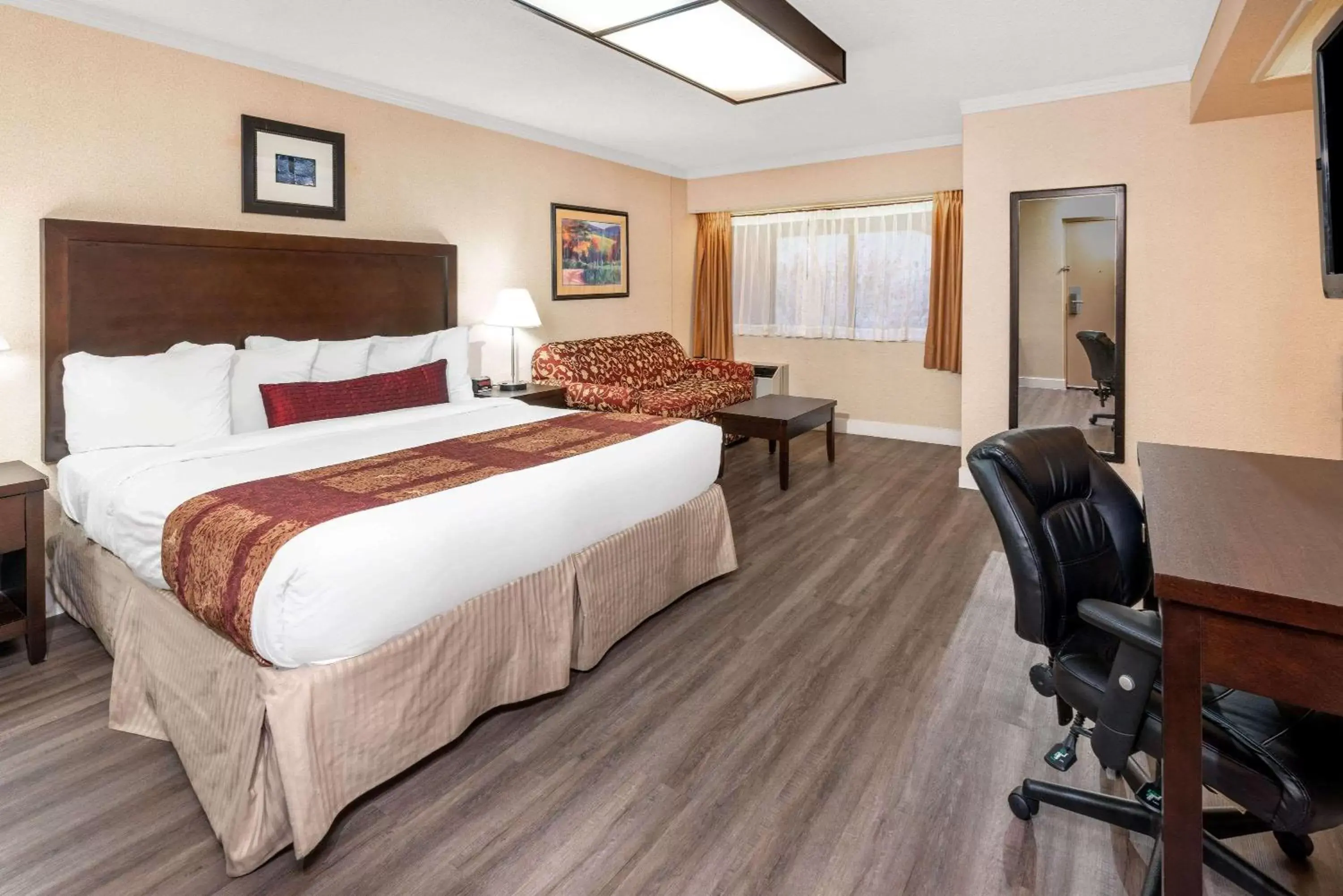 Photo of the whole room, Bed in Ramada by Wyndham Coquitlam