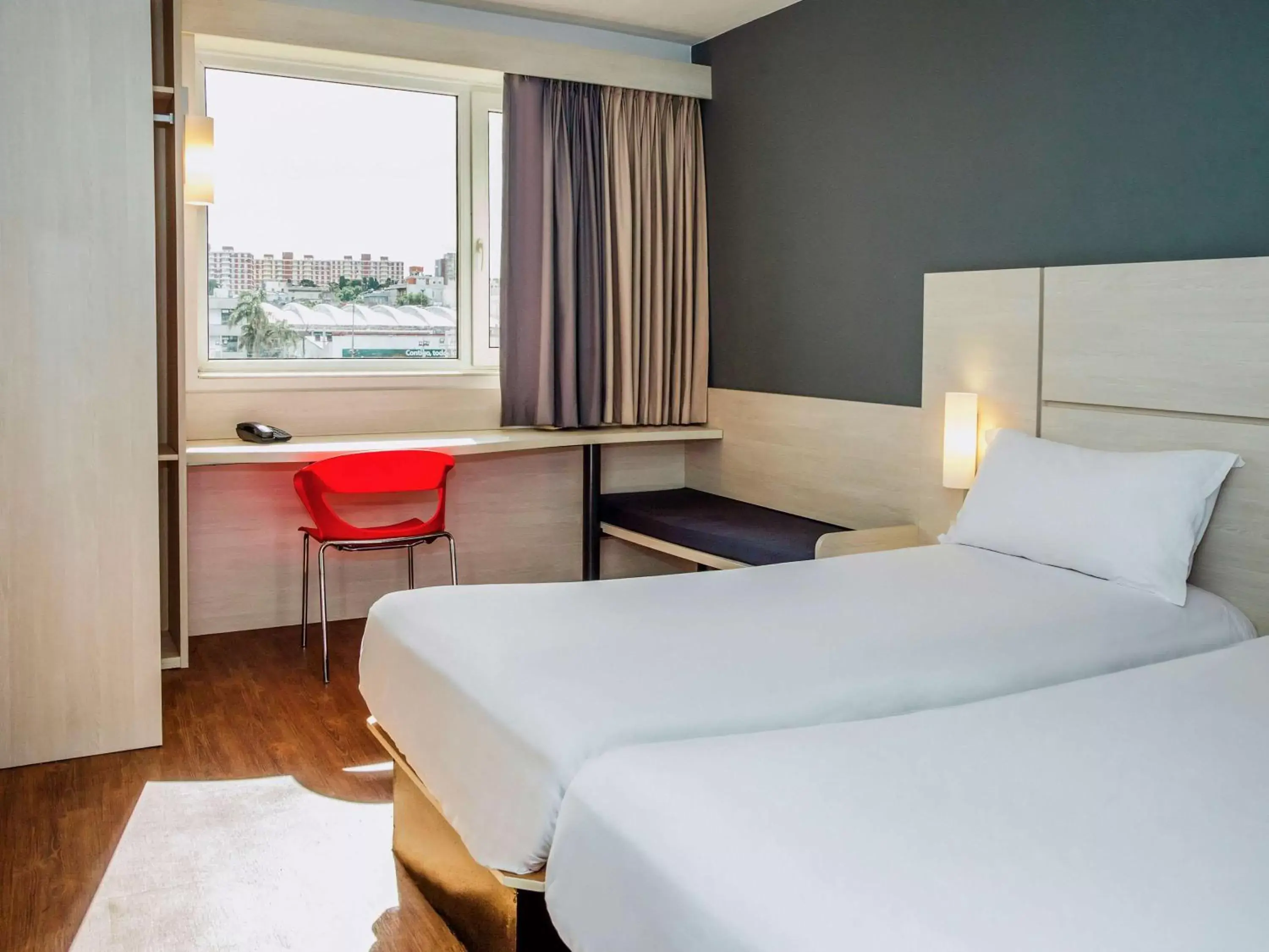 Photo of the whole room, Bed in ibis Montevideo Rambla