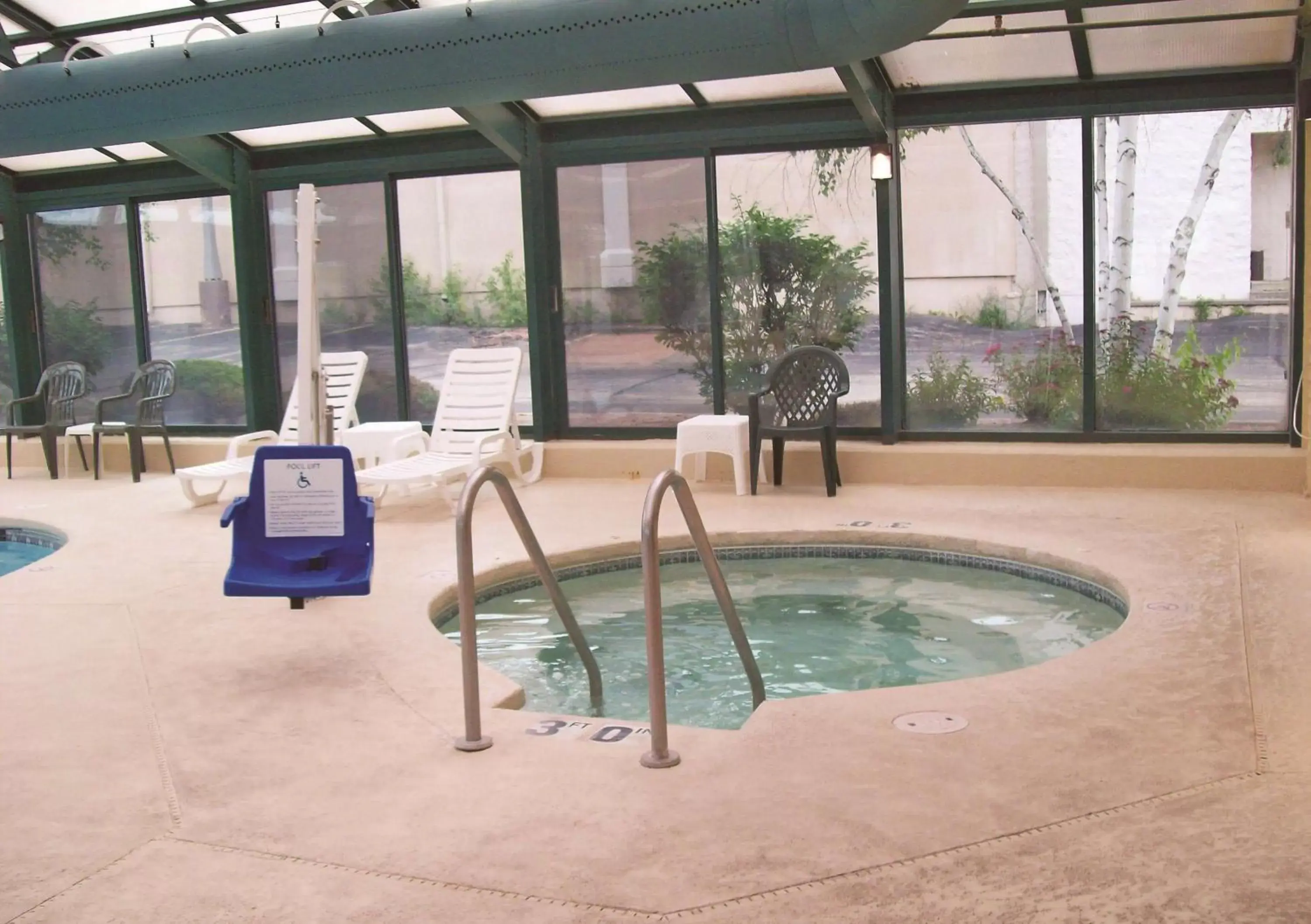 Hot Tub, Swimming Pool in La Quinta Inn by Wyndham Wausau