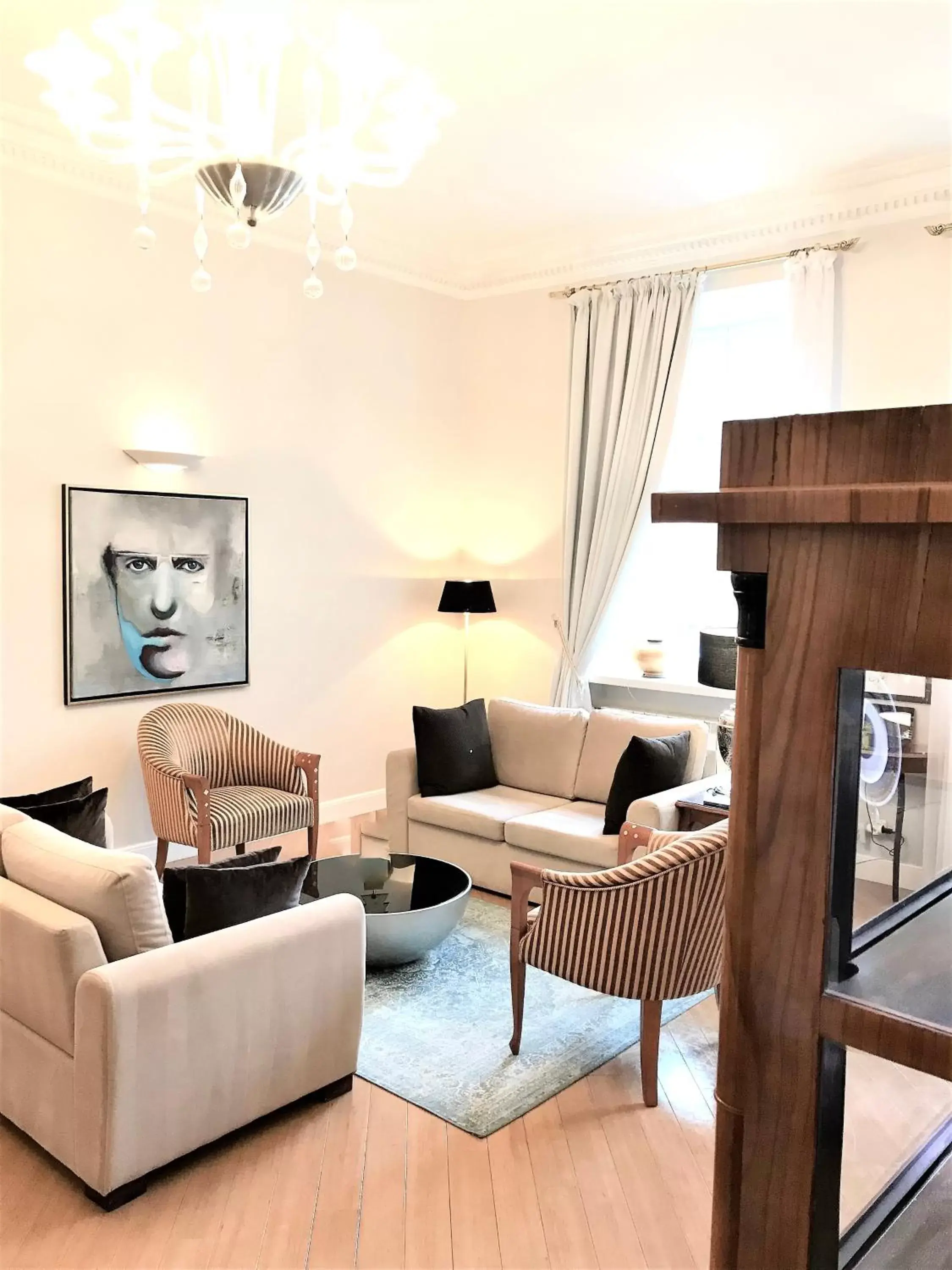 Luxury Executive Suite with Market Square View in Luxury Apartments MONDRIAN Market Square II Luxury Executive Suite with Market Square View in Luxury Apartments MONDRIAN Market Square II