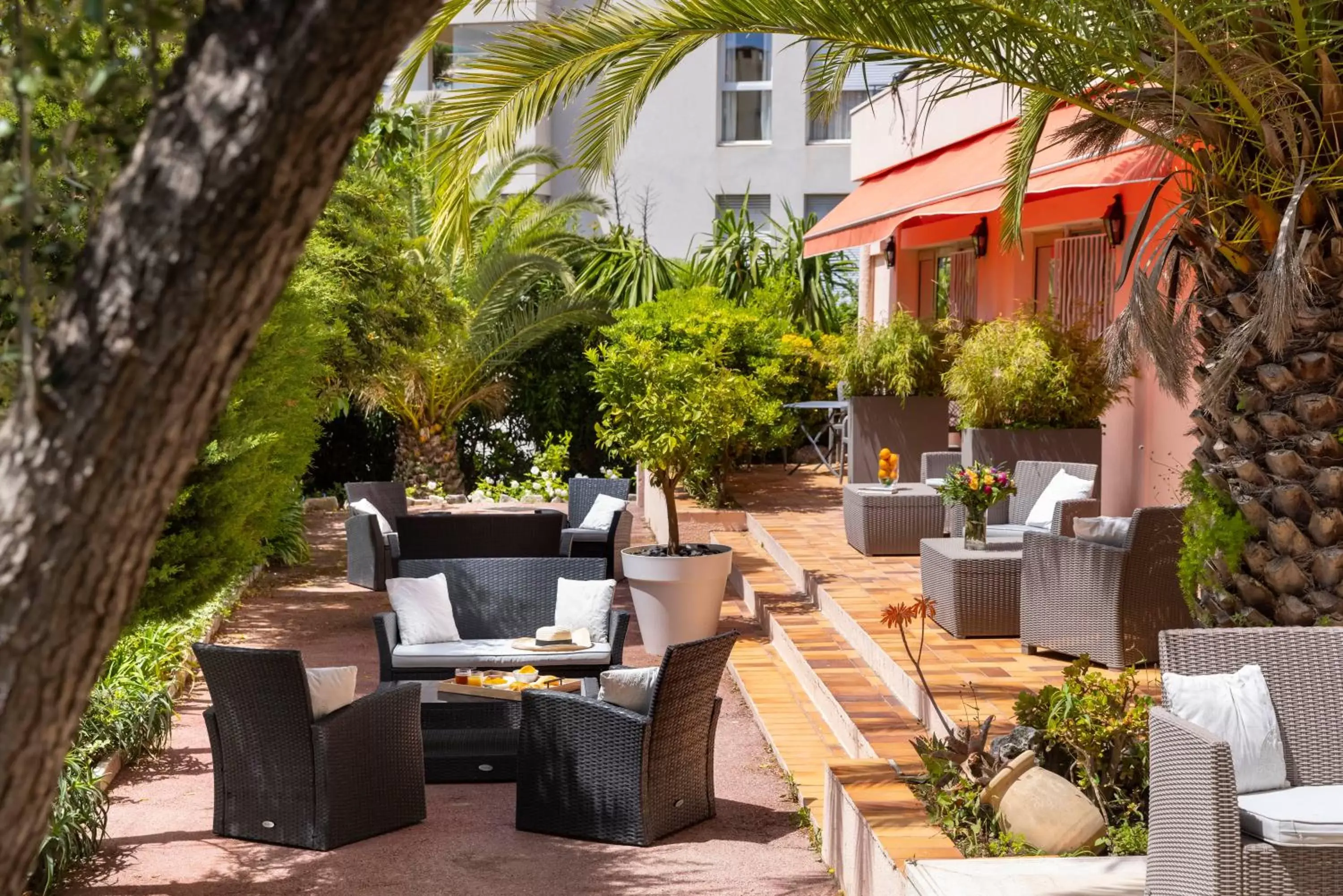 Garden, Restaurant/Places to Eat in The Originals Boutique, Hôtel des Orangers, Cannes (Inter-Hotel)