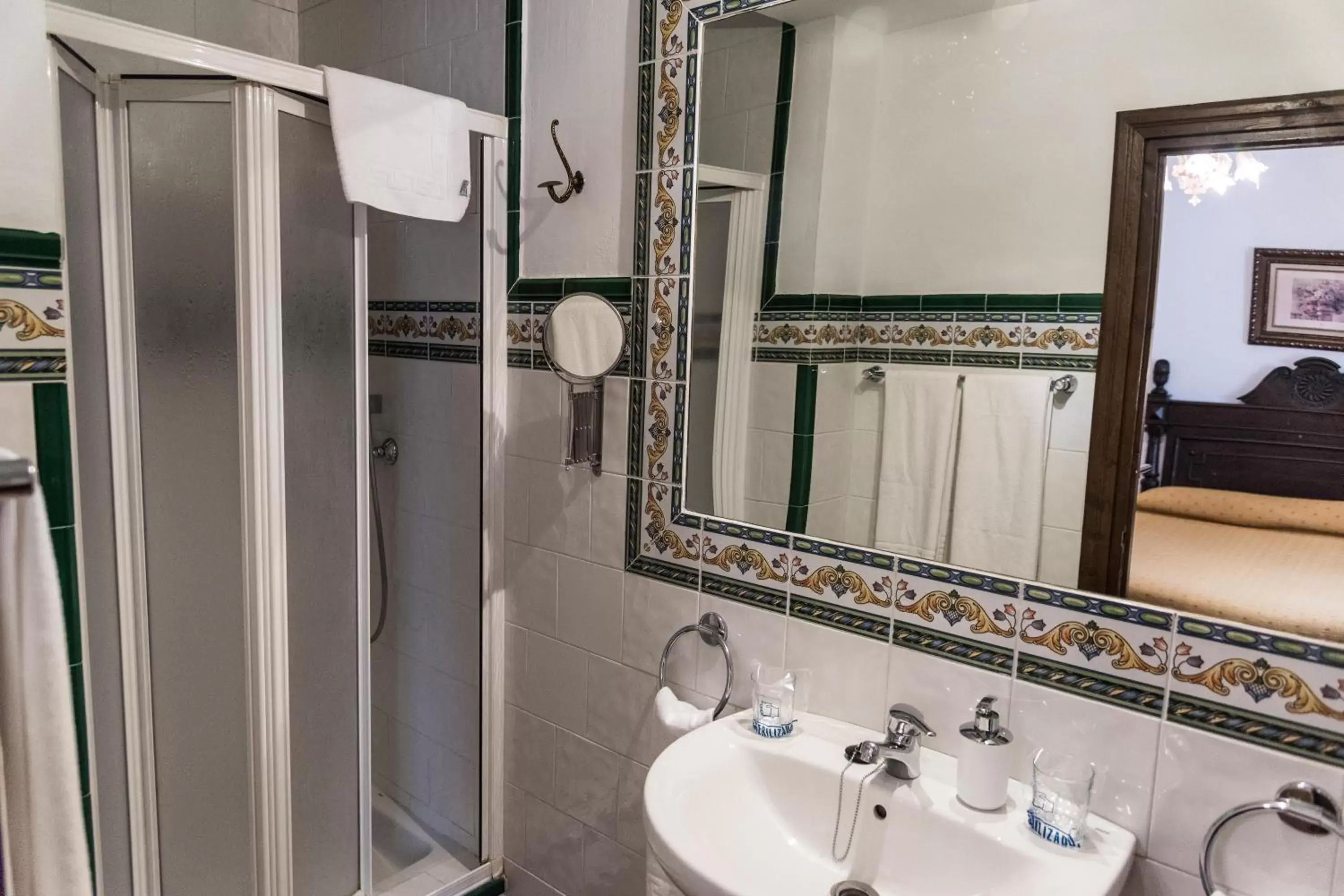 Shower, Bathroom in Hotel Soho Boutique Palacio San Gabriel