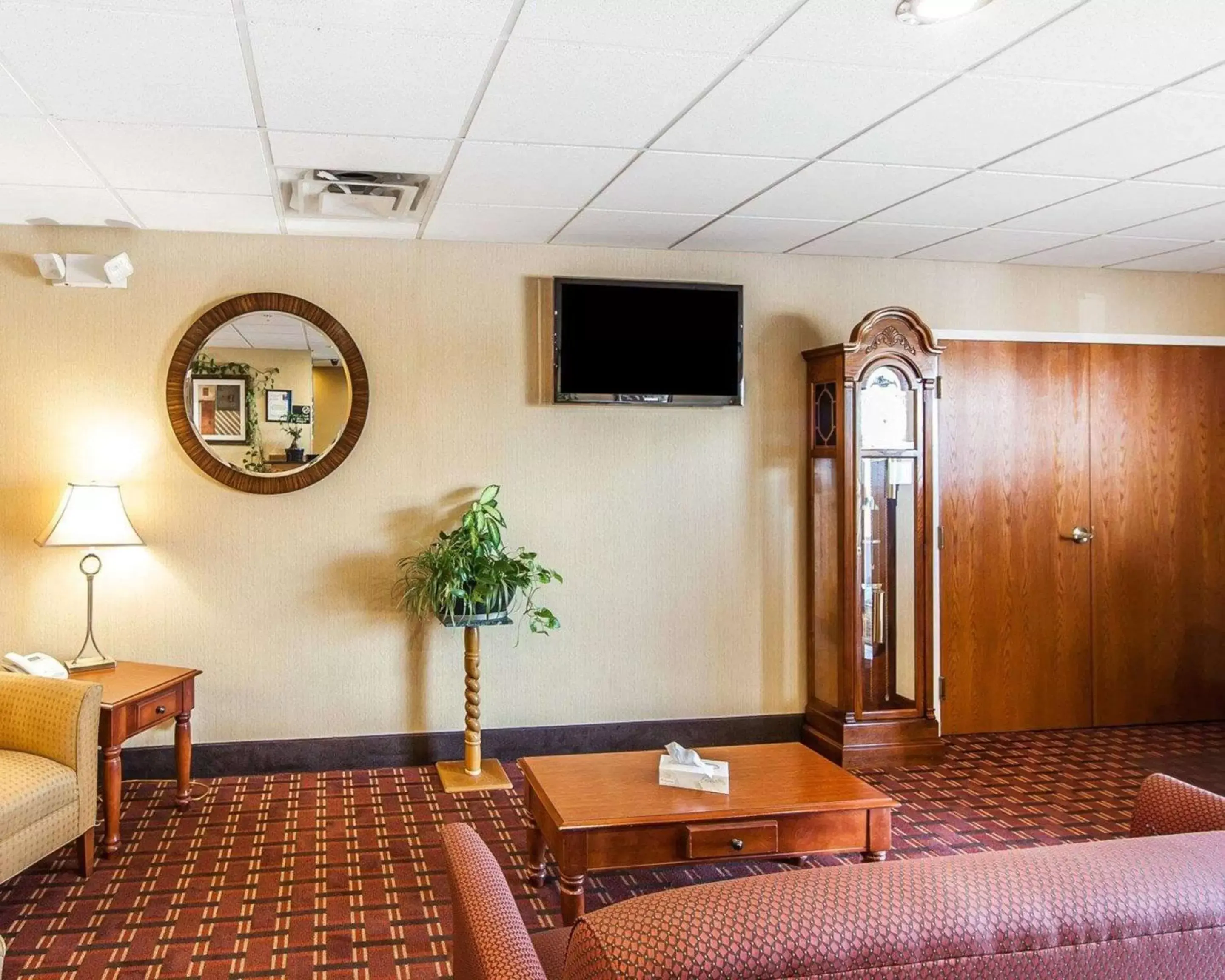 Lobby or reception, TV/Entertainment Center in Quality Inn