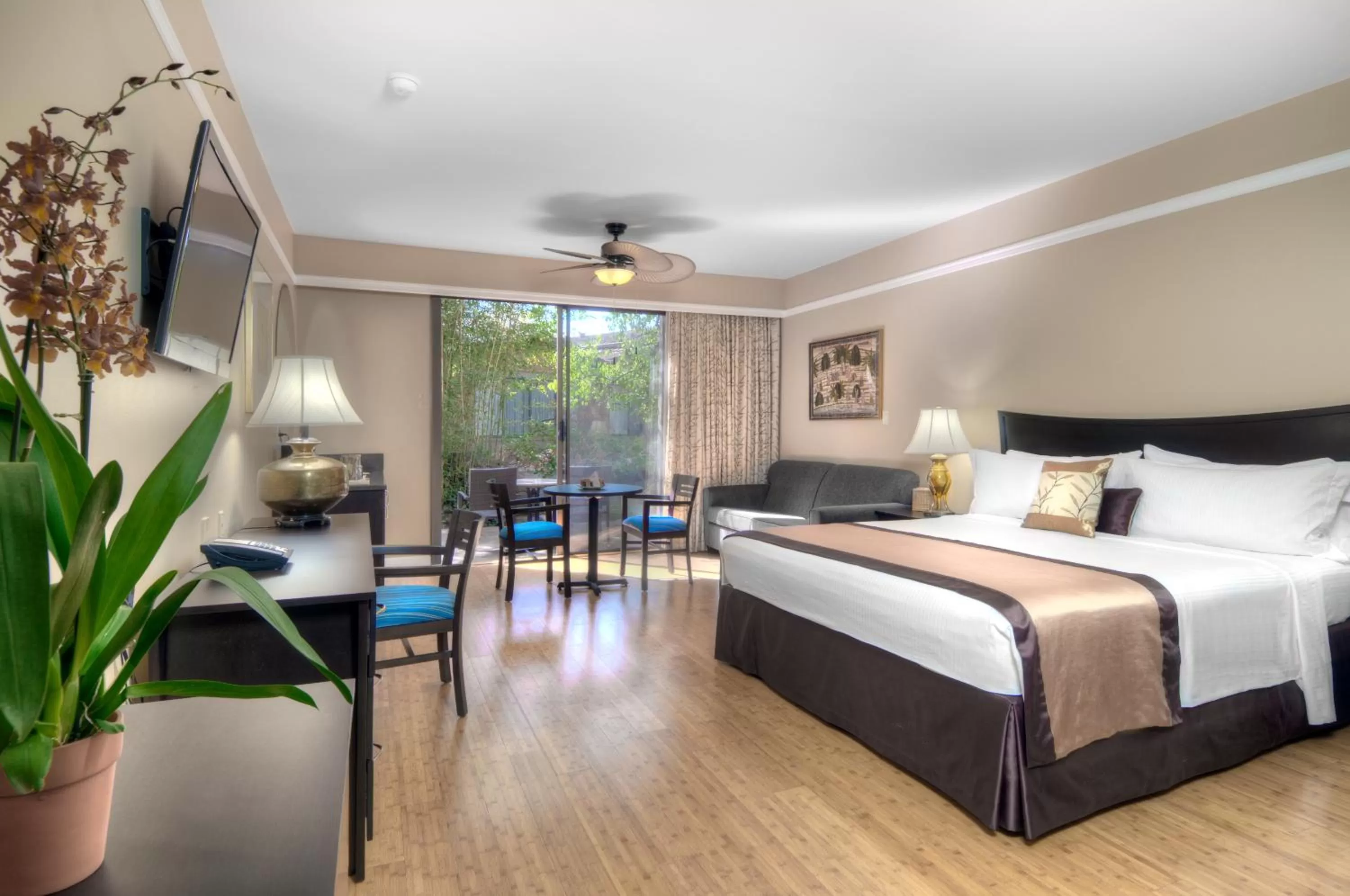 Photo of the whole room, Bed in Dinah's Garden Hotel