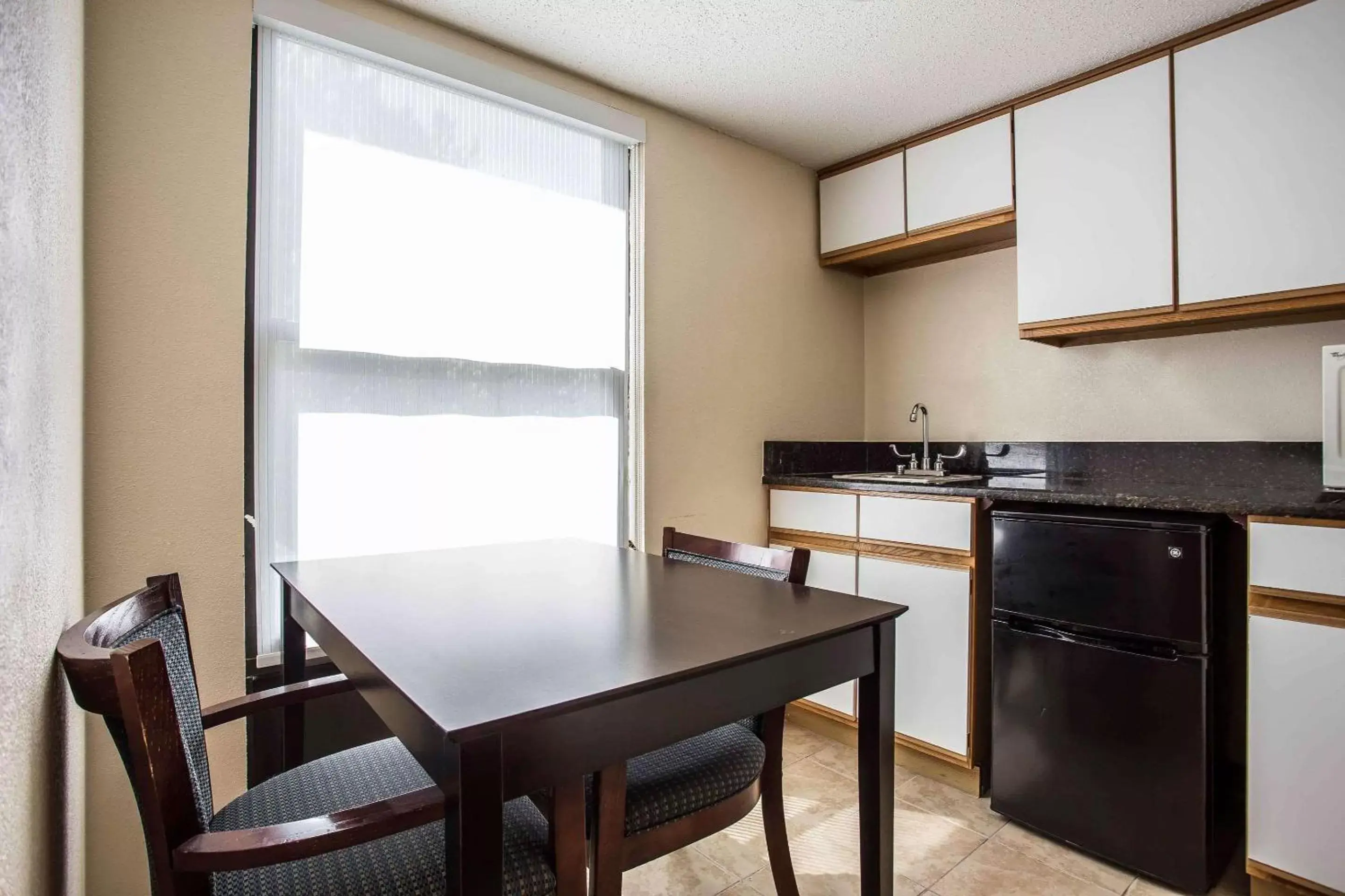 Photo of the whole room, Kitchen/Kitchenette in Quality Inn Union US Hwy 176