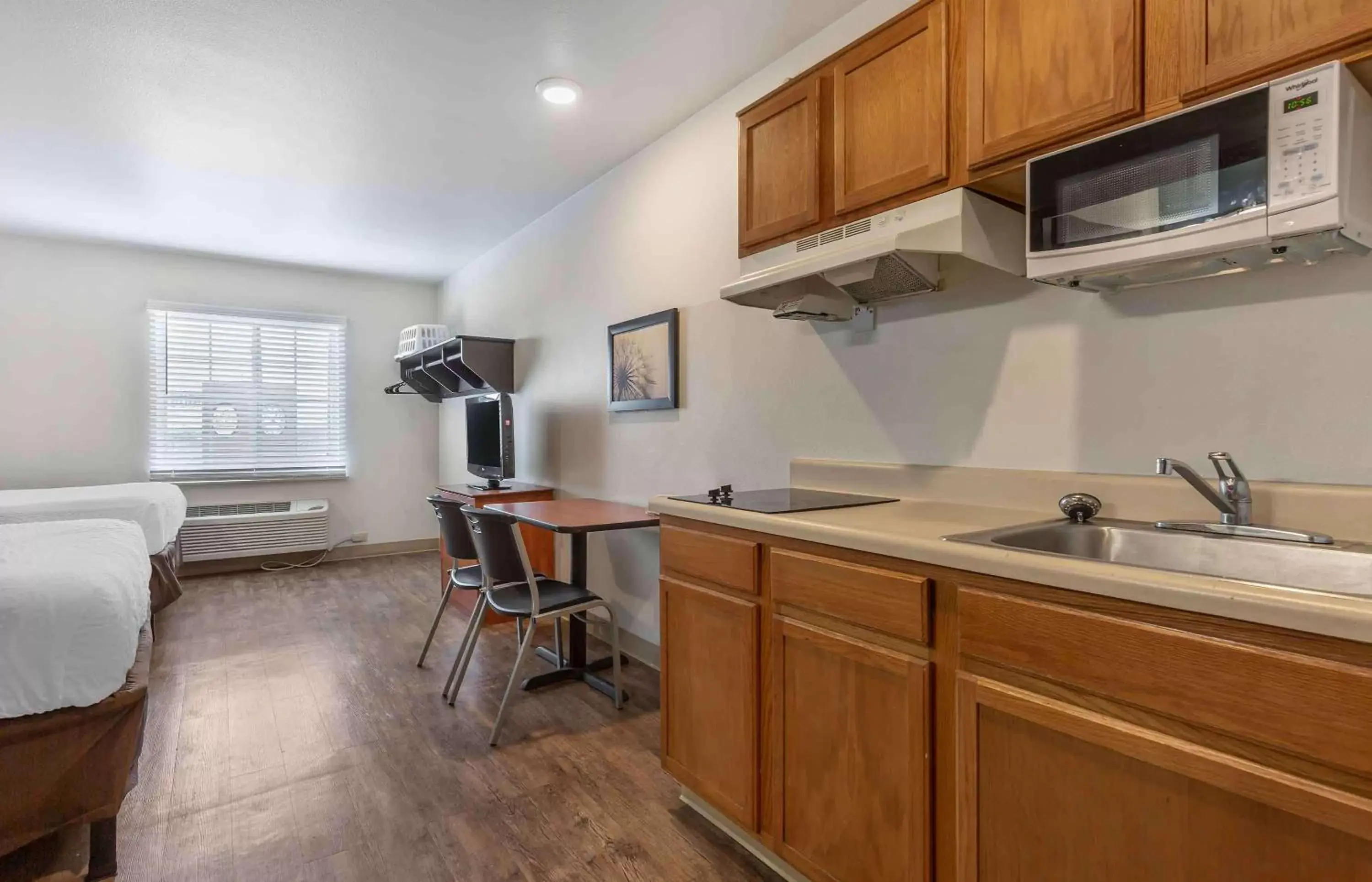 Bedroom, Kitchen/Kitchenette in Extended Stay America Select Suites - Gainesville